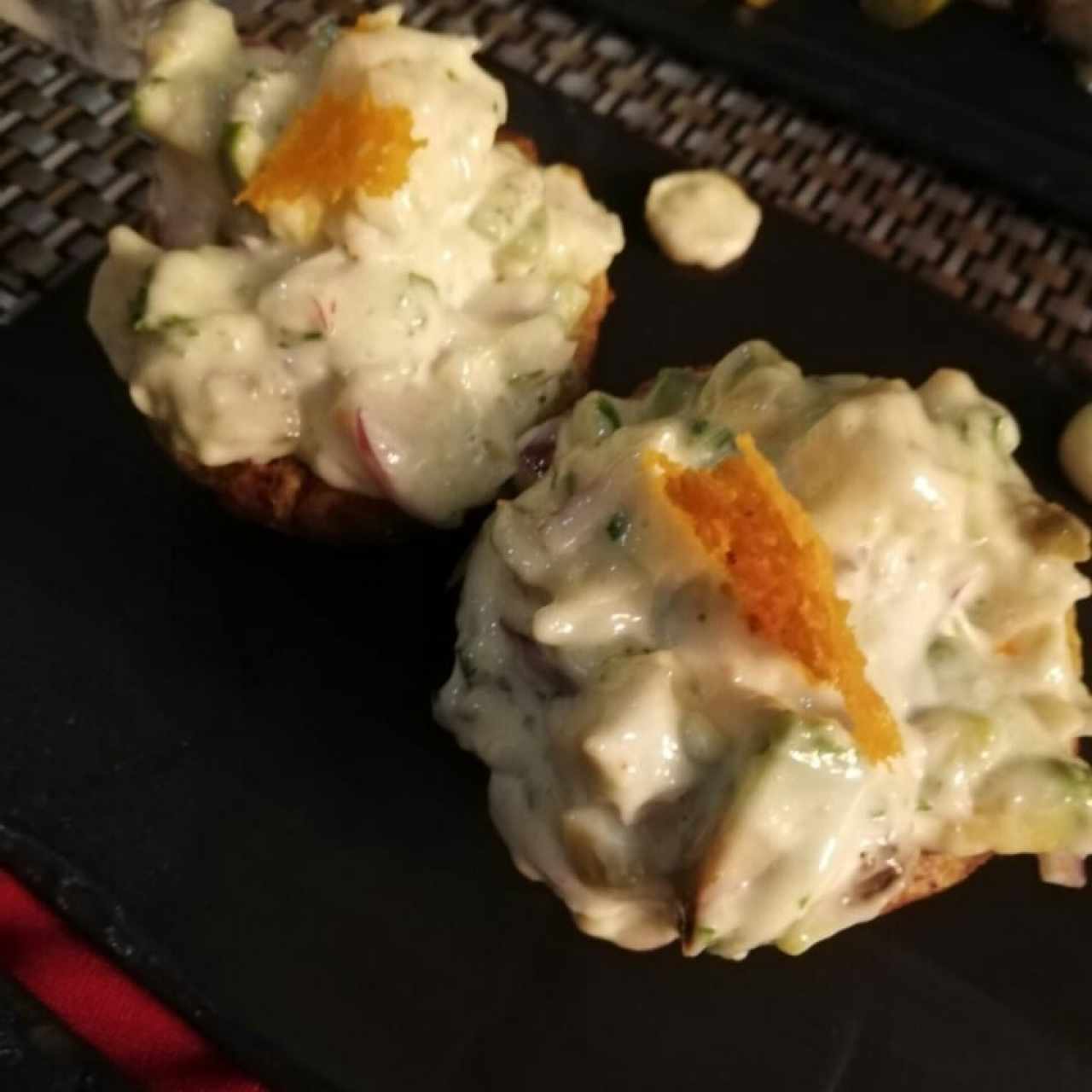 plátano relleno de mariscos