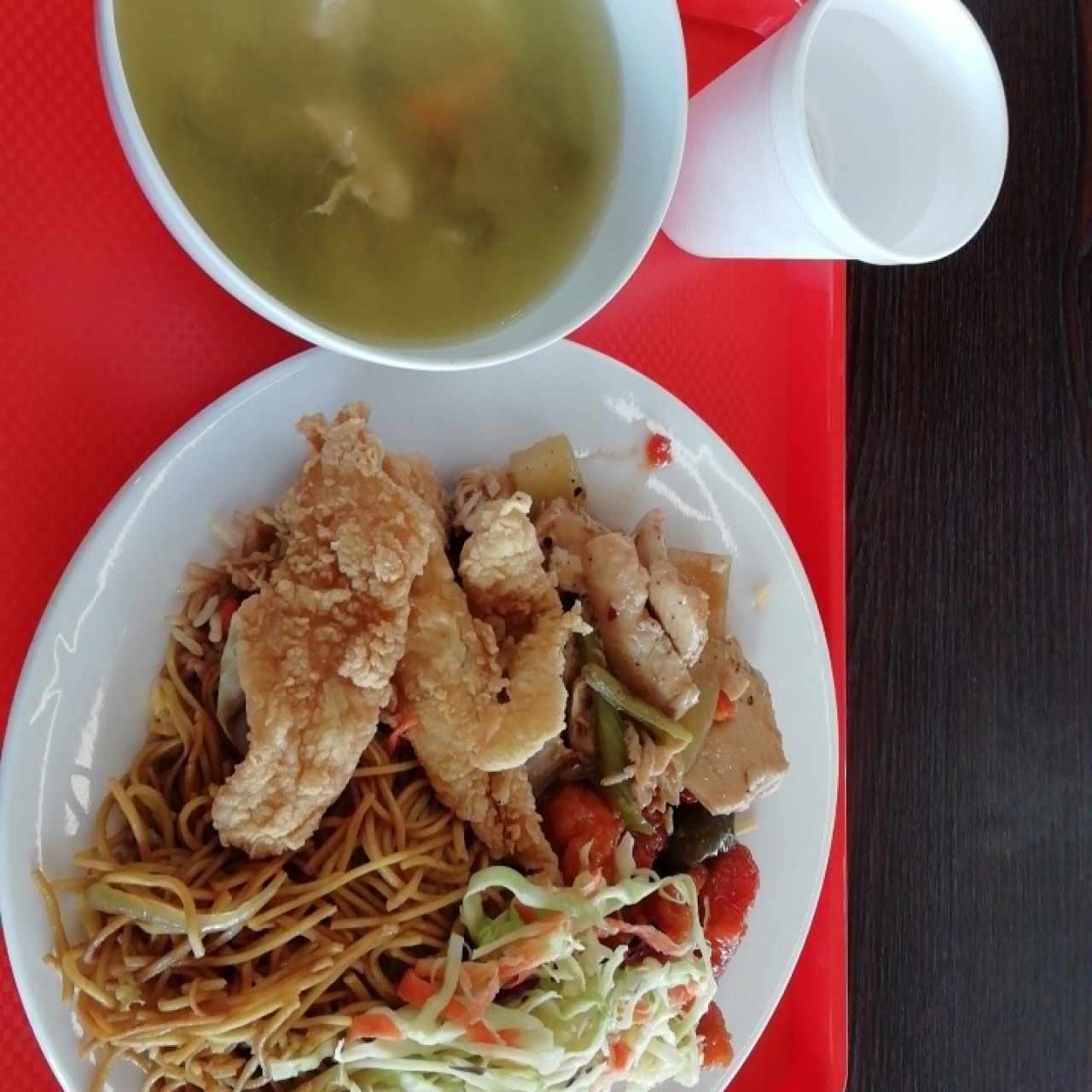 Pollo, Puerco y Pescado, ChowMein, Arroz Frito y Ensalada. Consomé. 