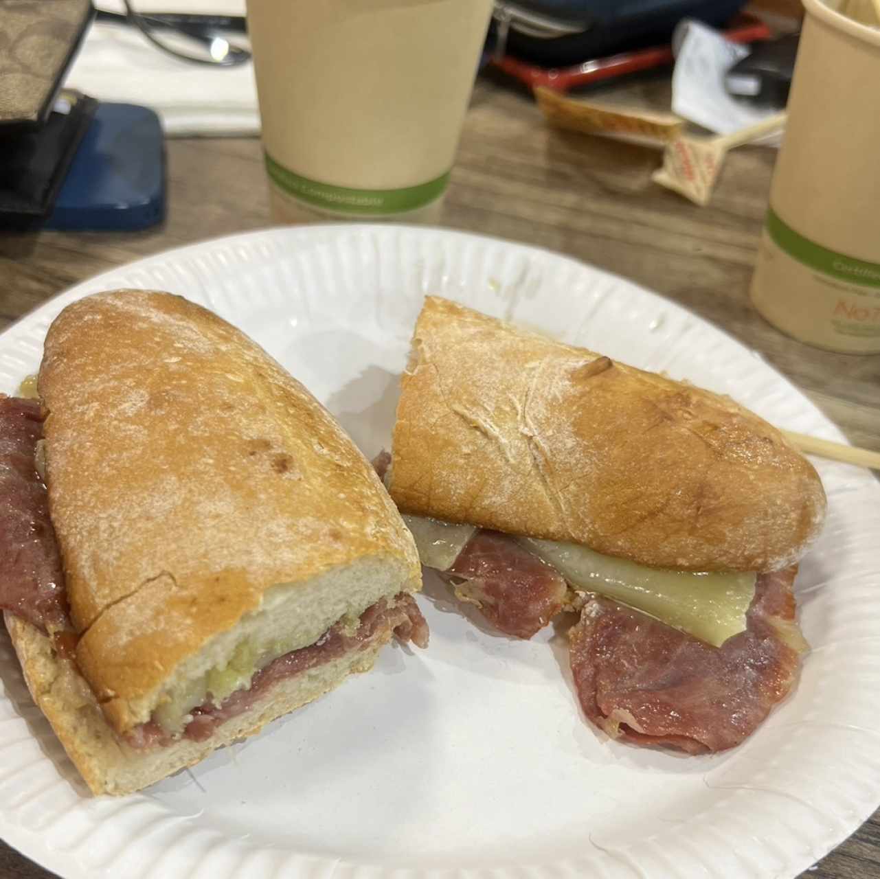 Bocadillo de jamón ibérico con manchego 