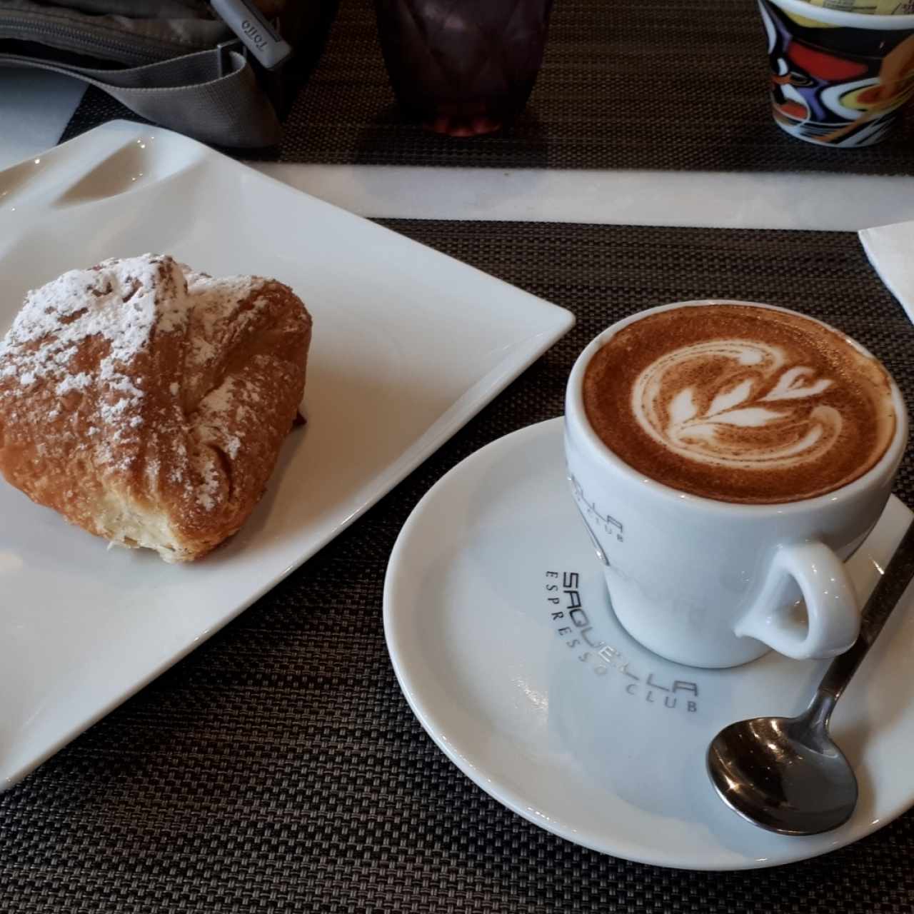 croissant de queso dulce y capuccino vainilla