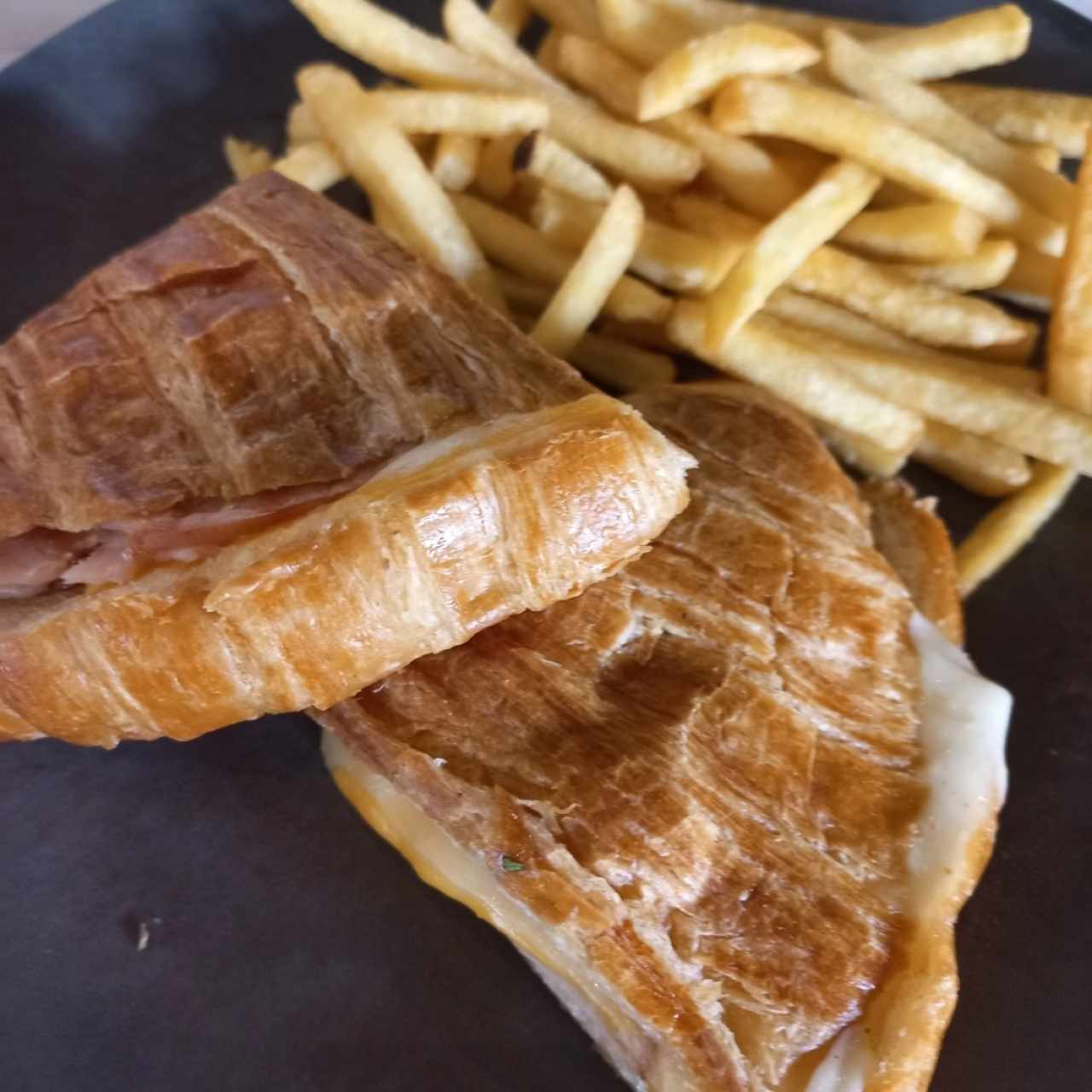 Croissant de jamón y queso