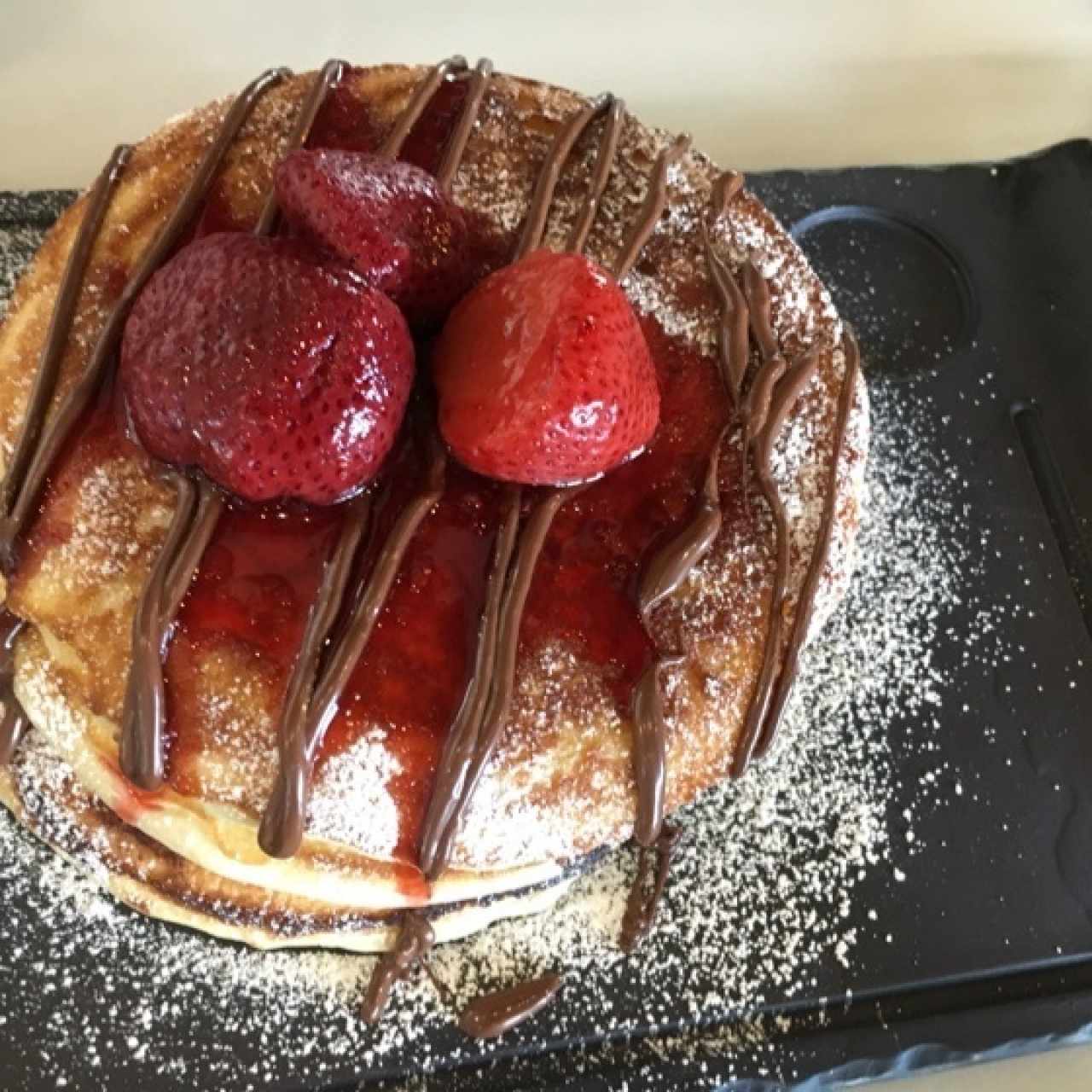 pancakes con miel, nutela y fresas