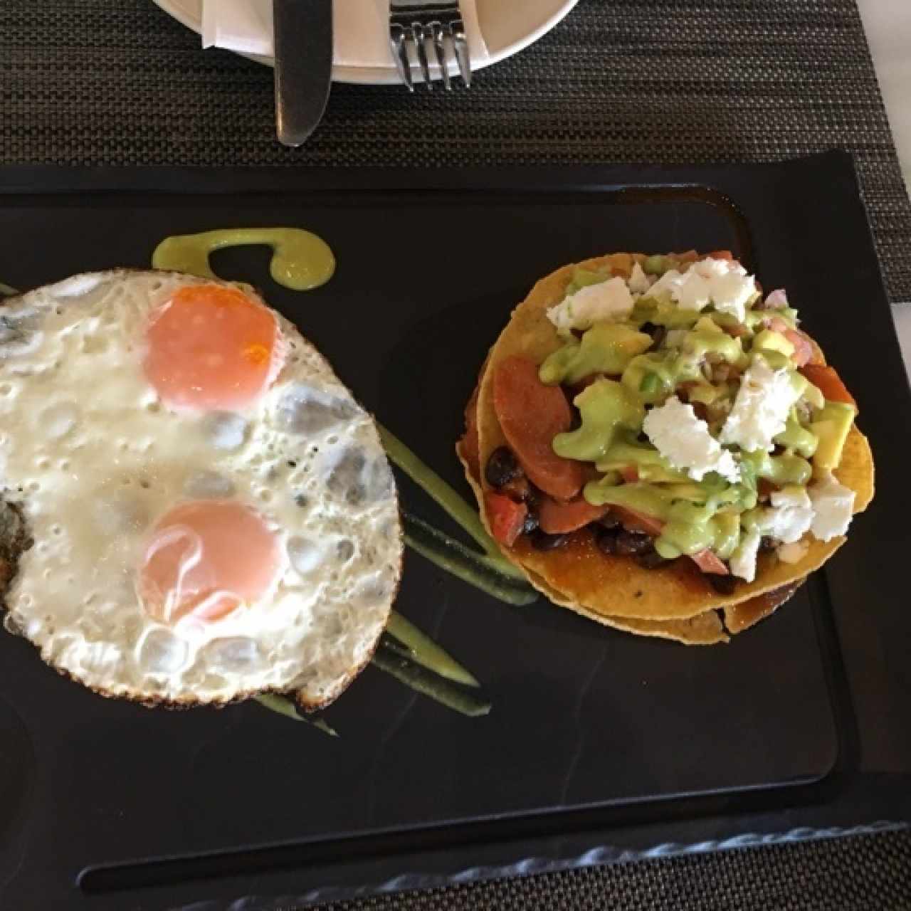 Desayuno tradicional, totilla, frijoles, aguacate y chorizo