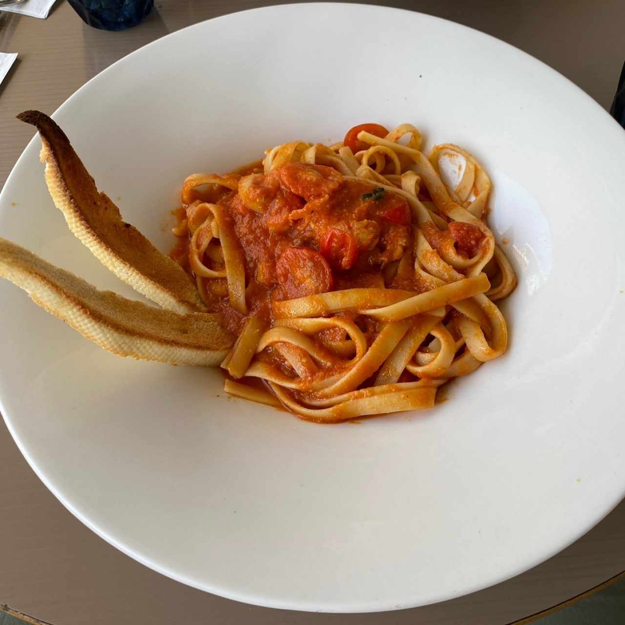 Pasta de langostinos con tomate y curry