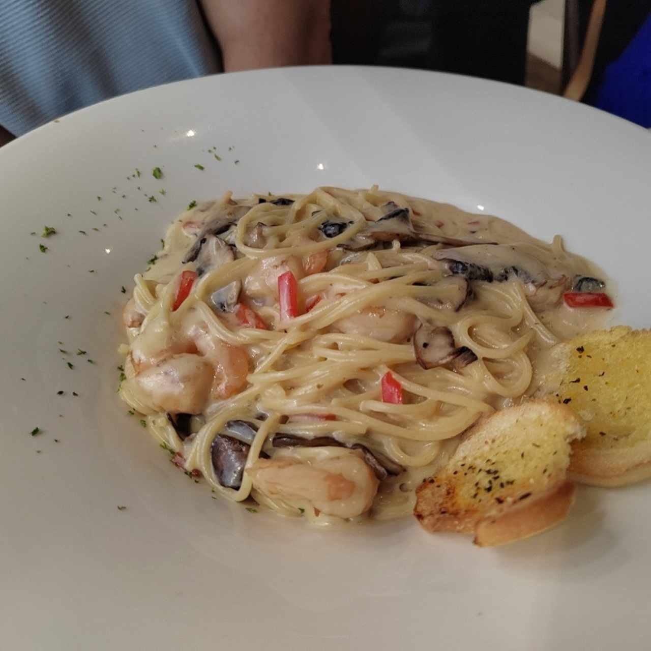 Pasta con camarones y hongos