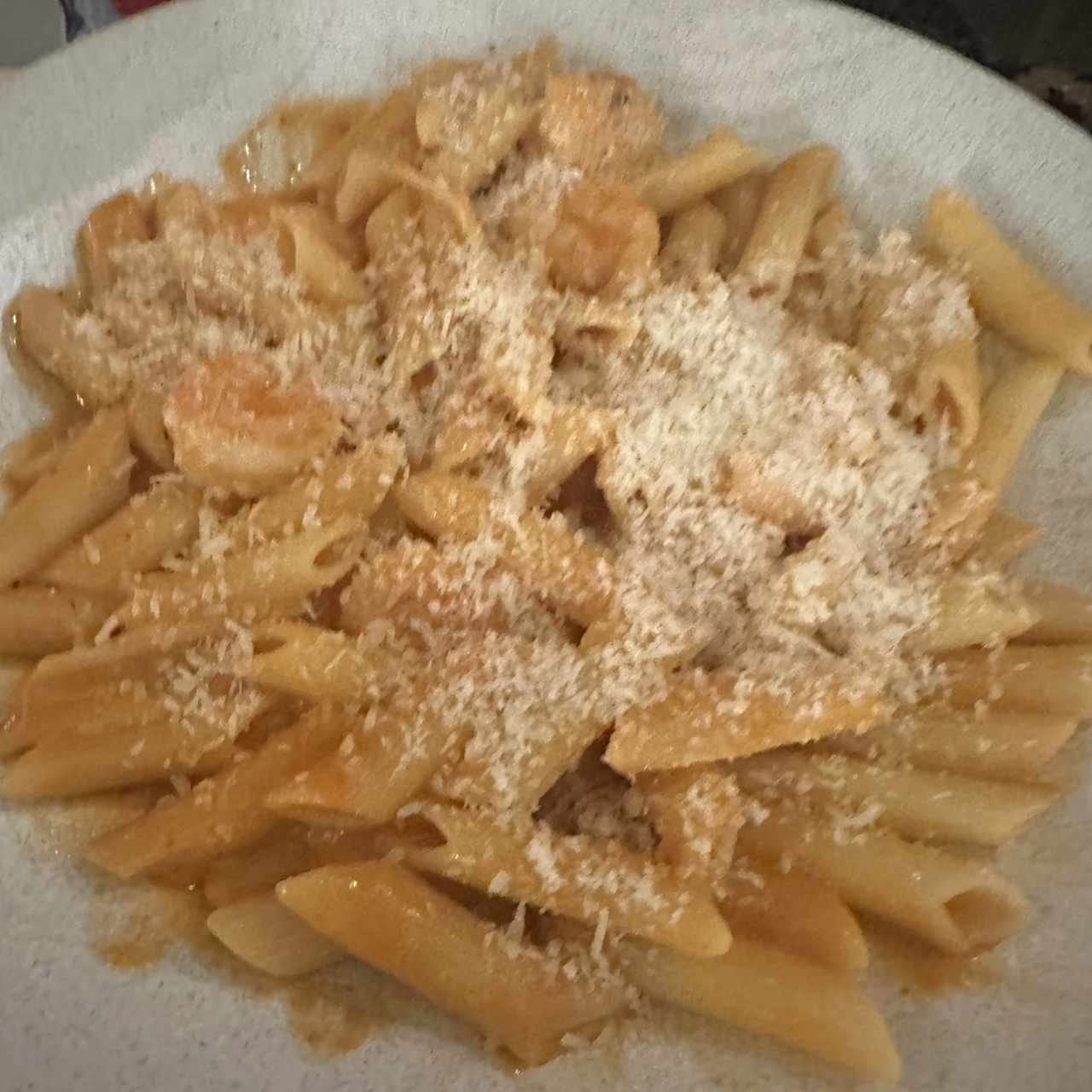 Penne a la puntanesca con camarones