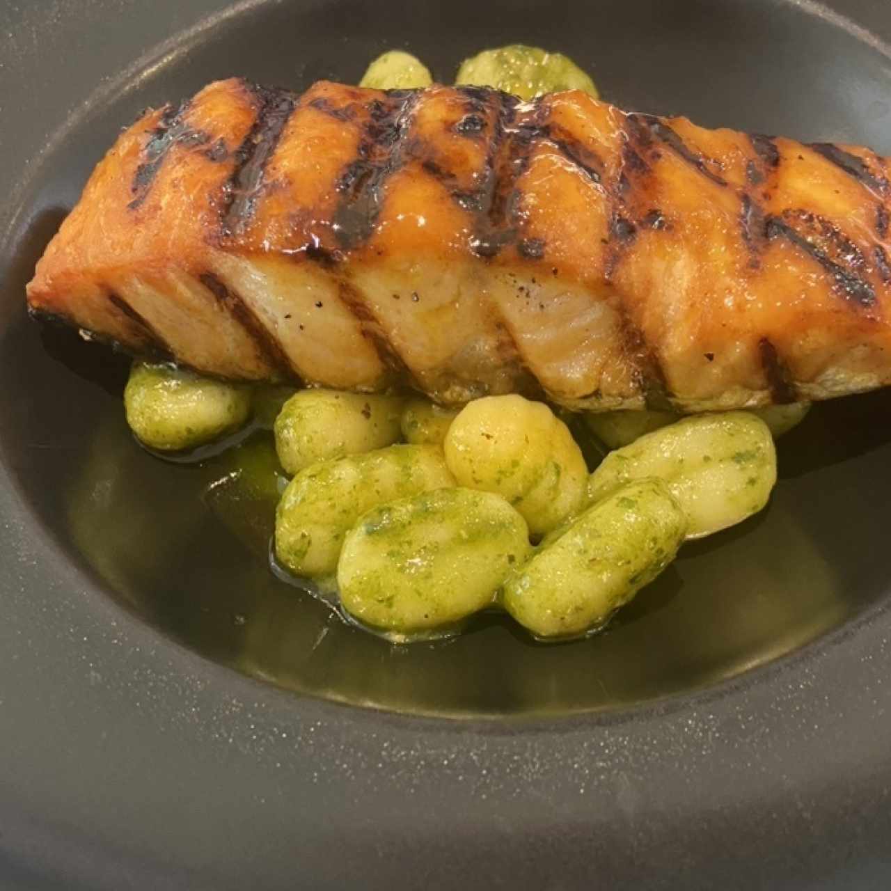 Salmón en Maracuyá y Gnocchi al Pesto