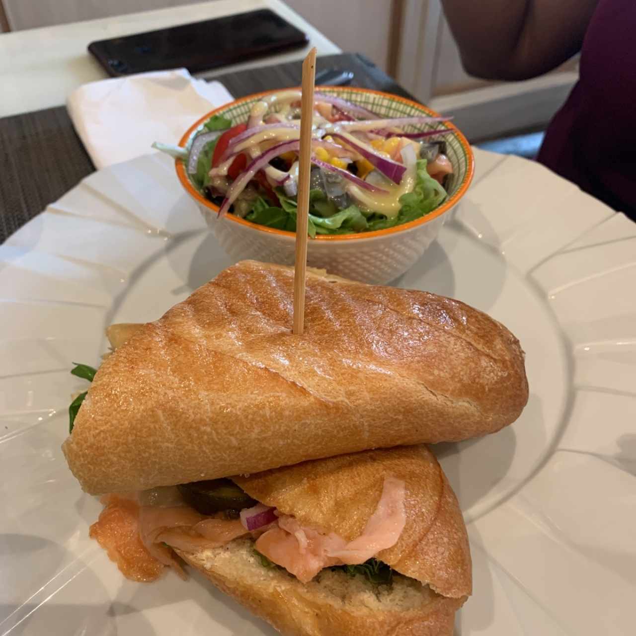 emparedado de salmón con ensalada
