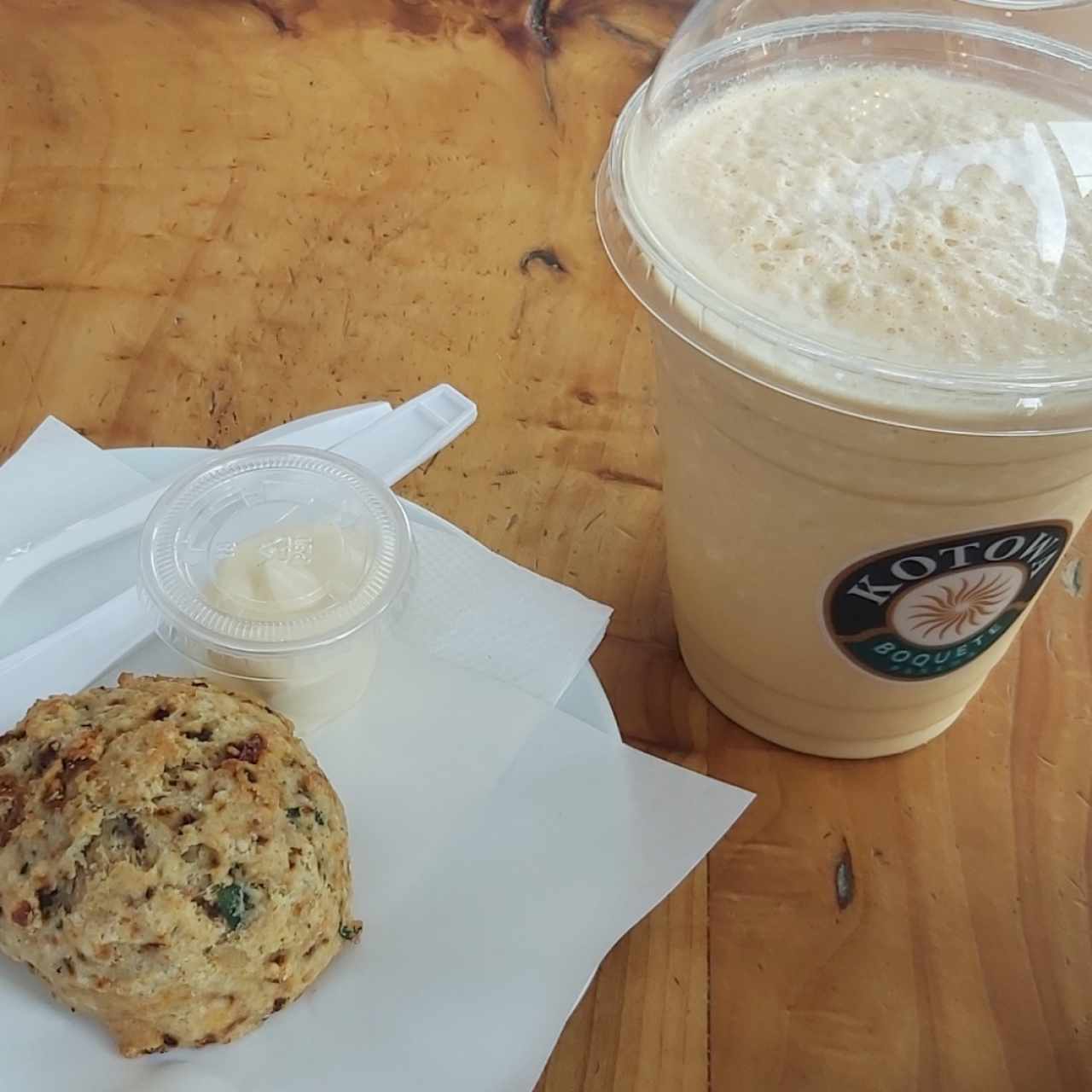 Pumpkin spice frappe y biscuit con tomate seco