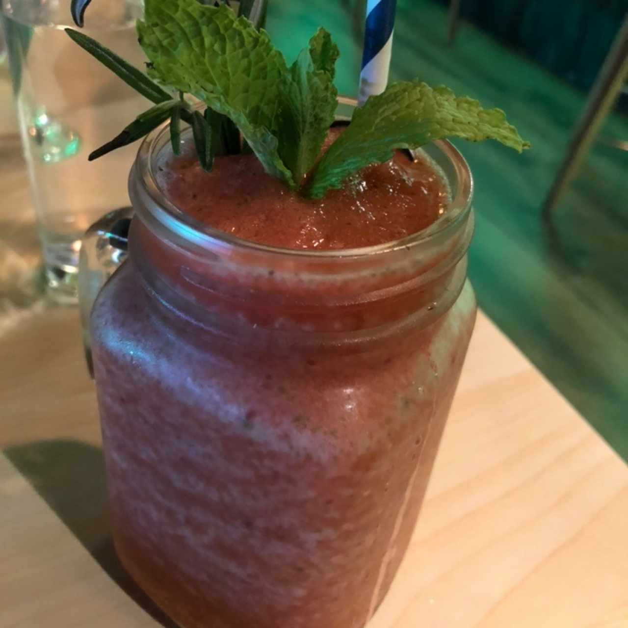limonada con fresa y hierbabuena