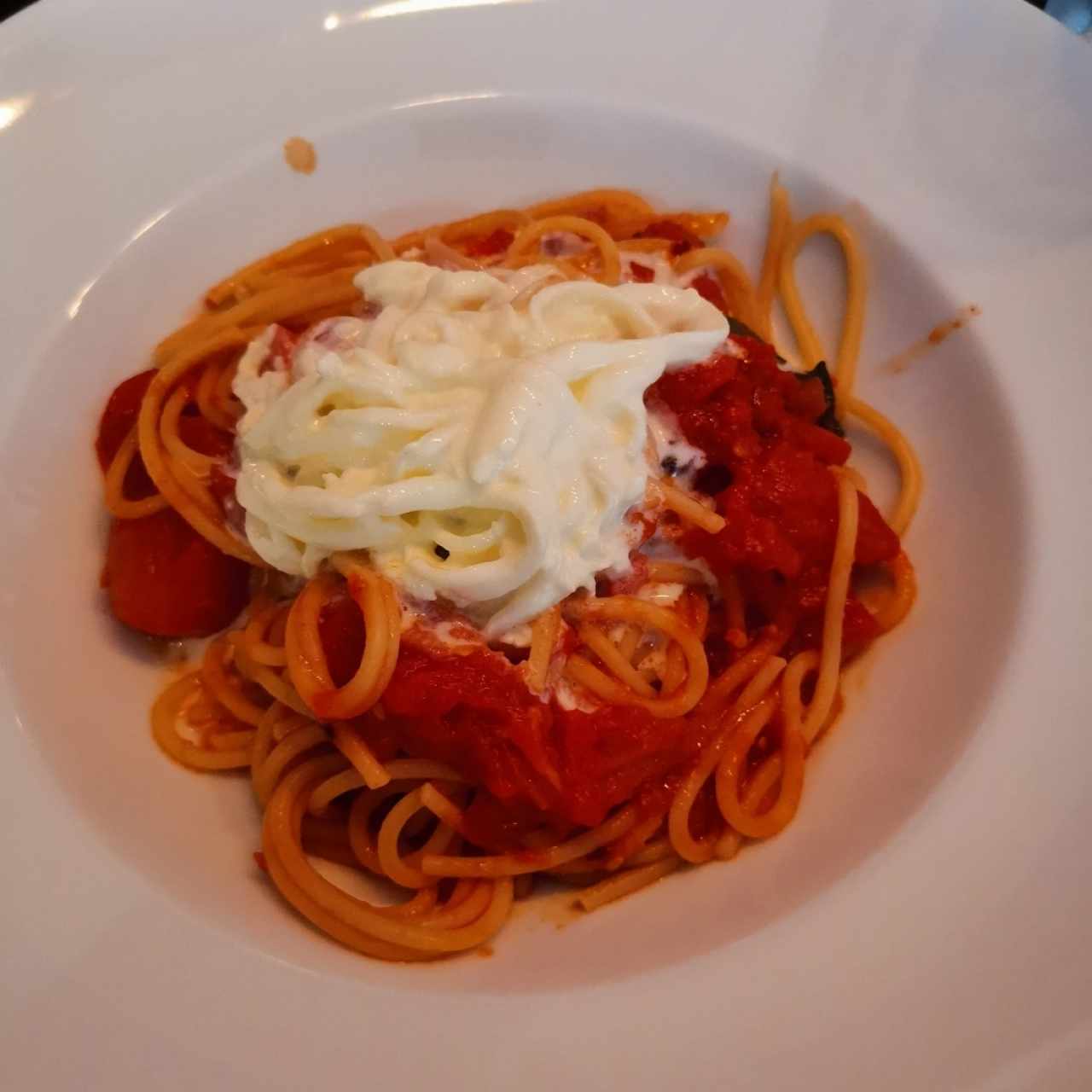 Spaghetti en salsa pomodoro picante con queso estilo burratta