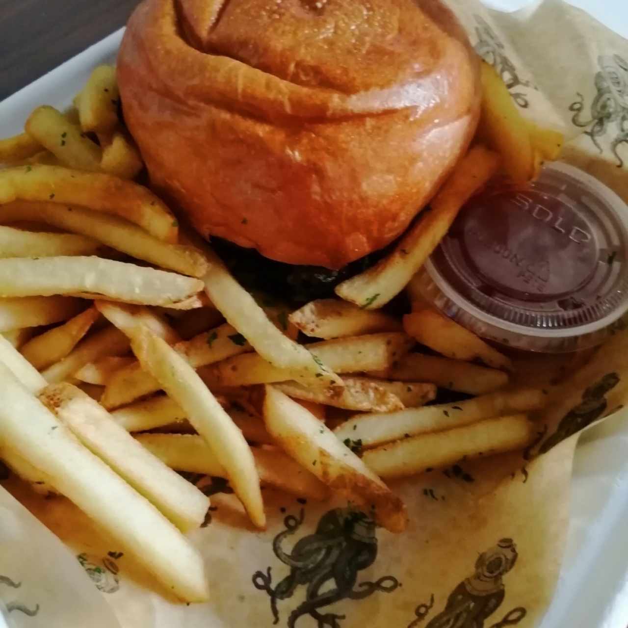 Steak Burger
El envío fue super rápido, las papas estaban buenas, el pan bueno, pero la salsa que le ponen es tan picante e invasiva que quitan las ganas de seguir comiendo.