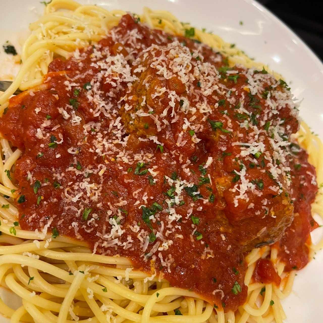 Spaghetti en salsa marinera con albóndigas 