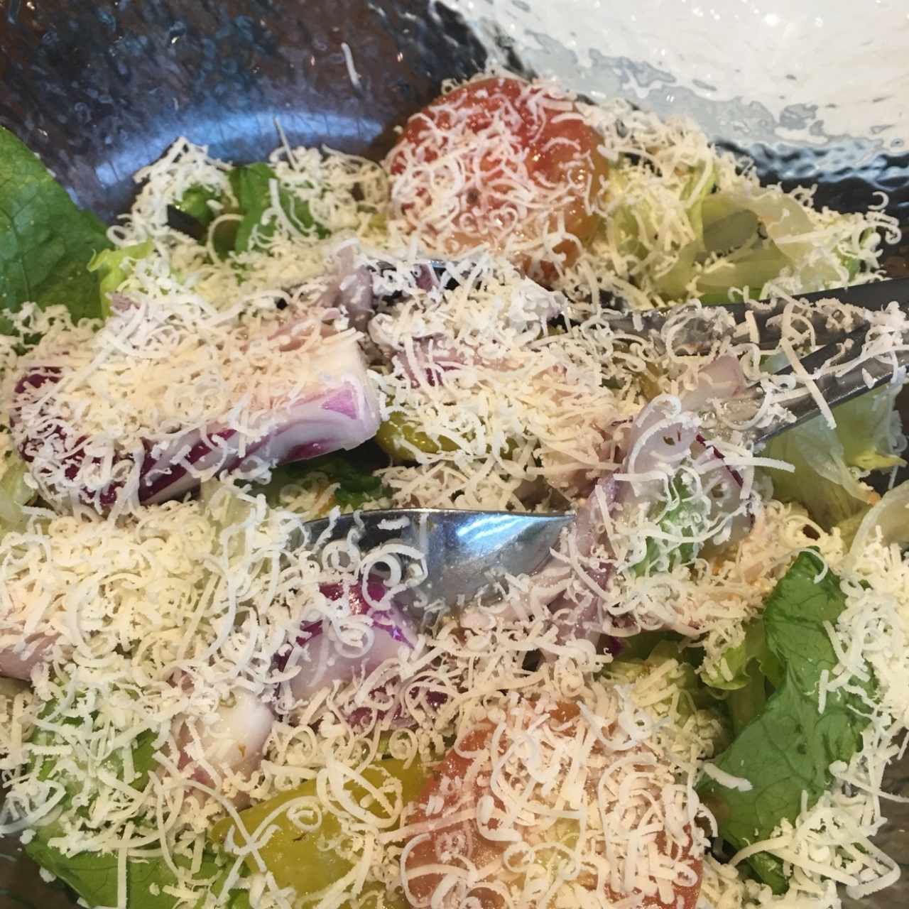 Ensalada de la casa (Lechuga, cebolla morada, tomate, bannana peppers y queso parmesano)