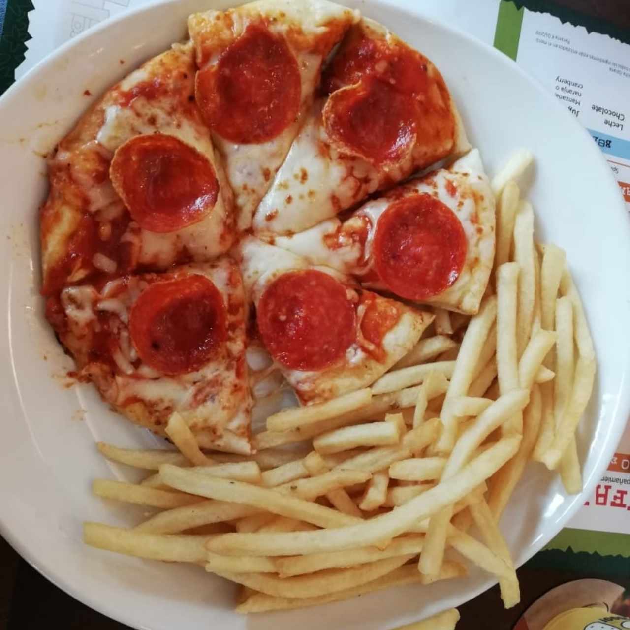 pizza de pepperoni con papitas. Menú de niños 