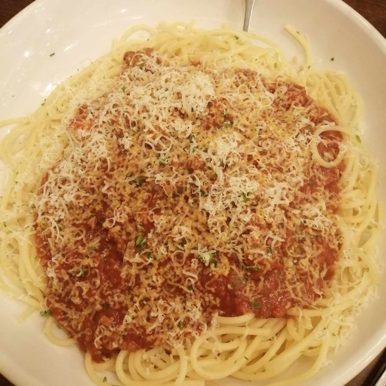 Spaguetti a la bolognesa con pollo a la plancha