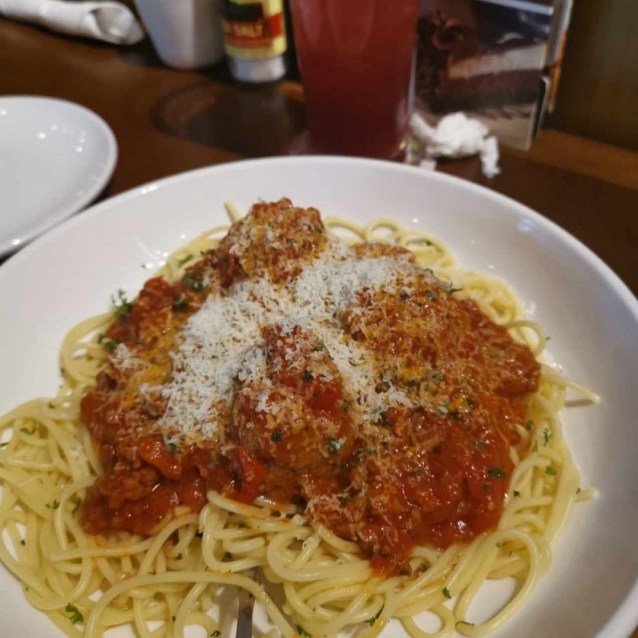 spaghetti con albóndigas y salsa bolognesa