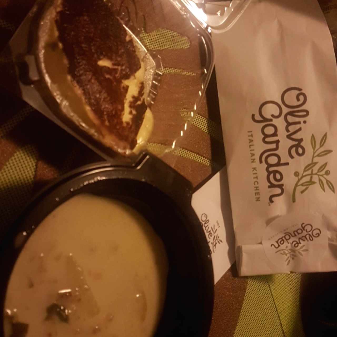 zuppa toscana con pan de la casa  y Tiramisú 
