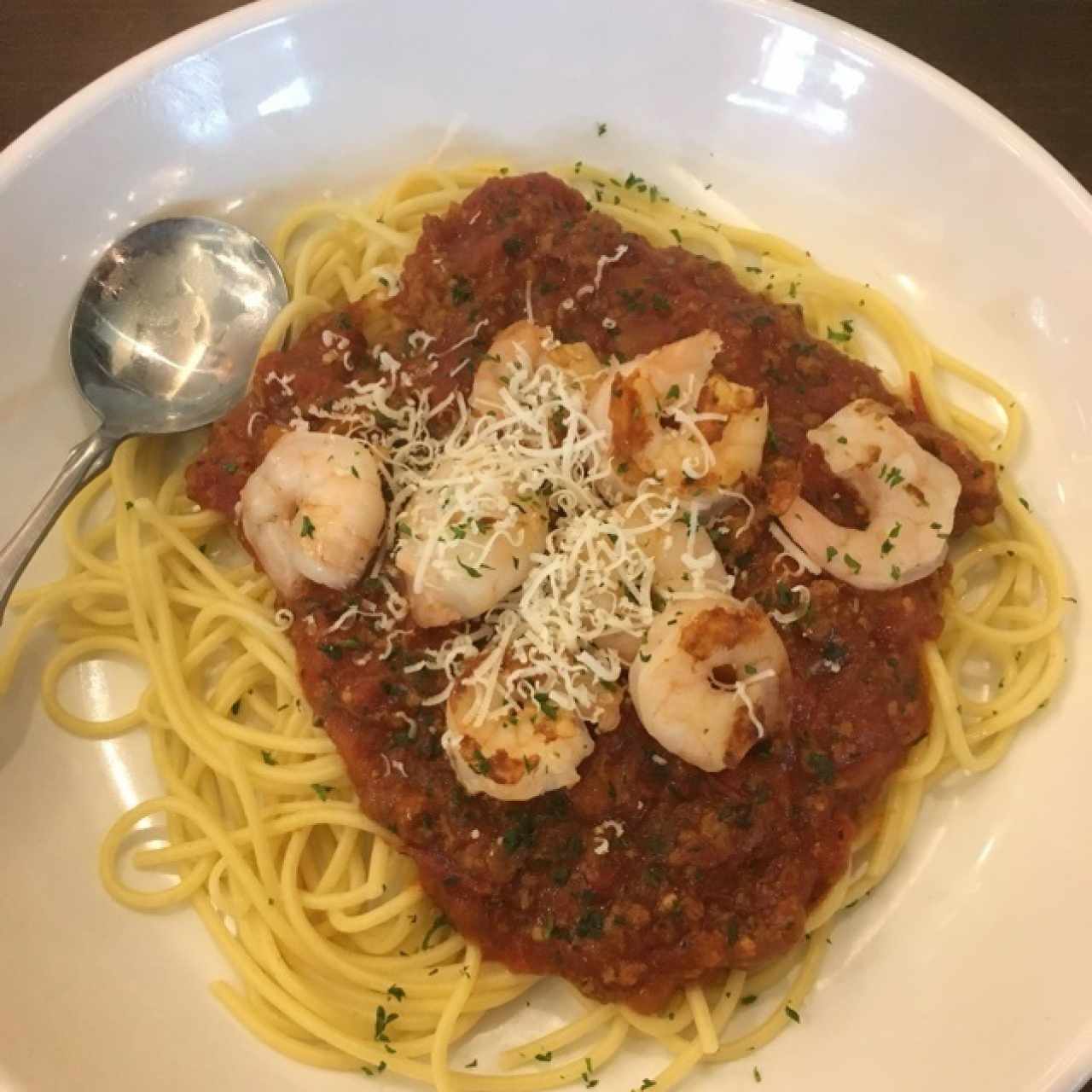 Spaguetti bolognese con camarones
