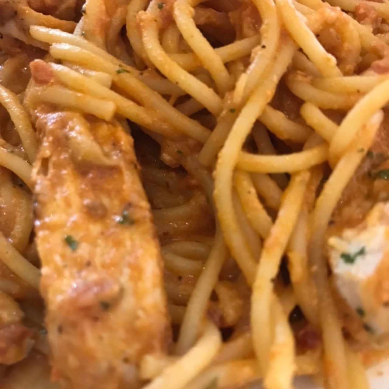 Crea tu propia pasta- Spaghetti en salsa de 3 quesos acompañado de pollo 