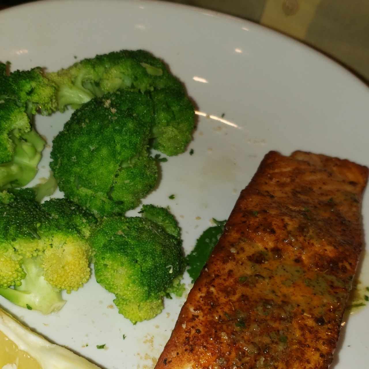 salmon y brocoli