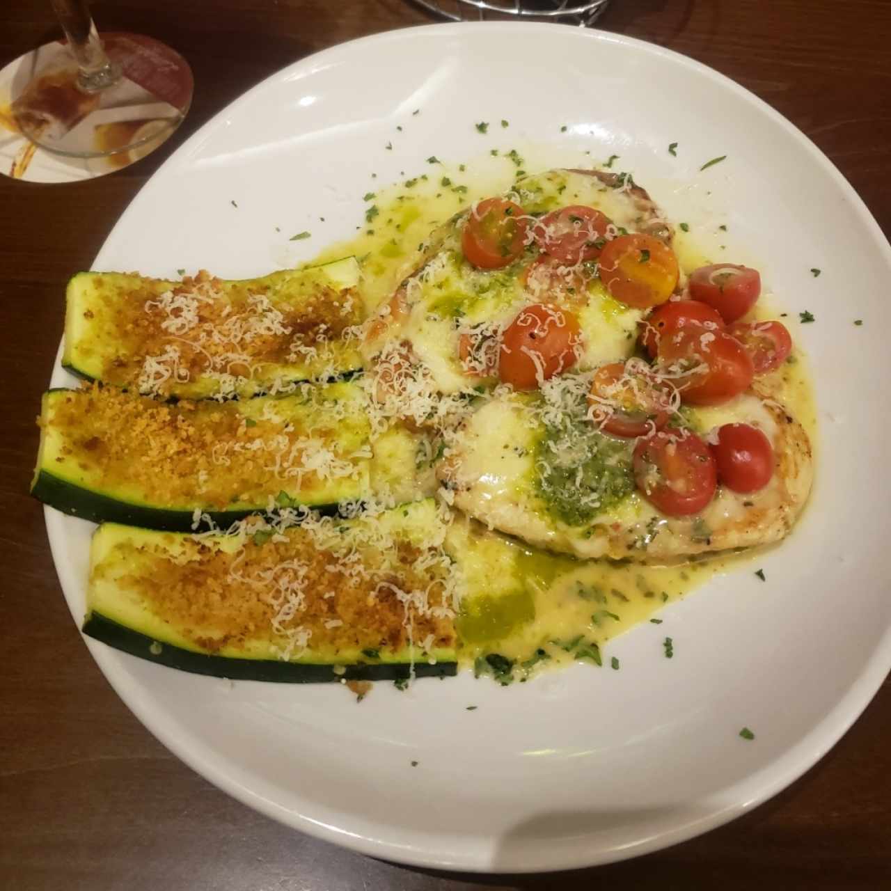 POLLO PARMESANO CON ZUCCHINI