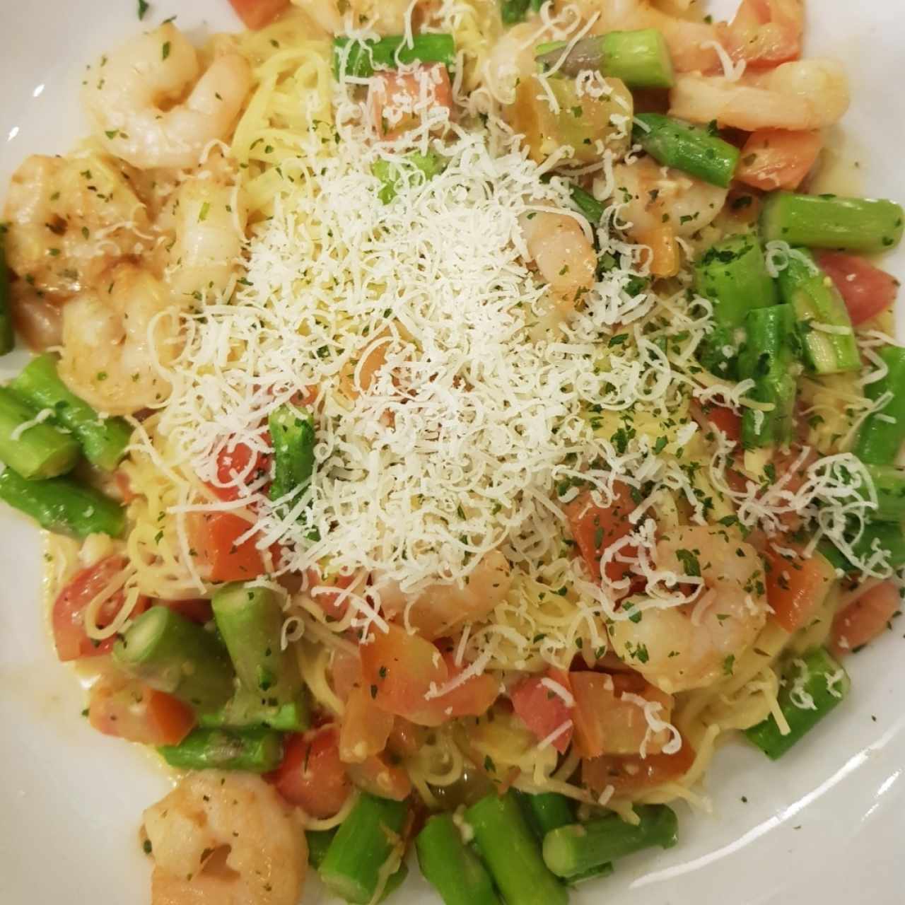 spaghetti con camarones, espárragos y tomate 👍