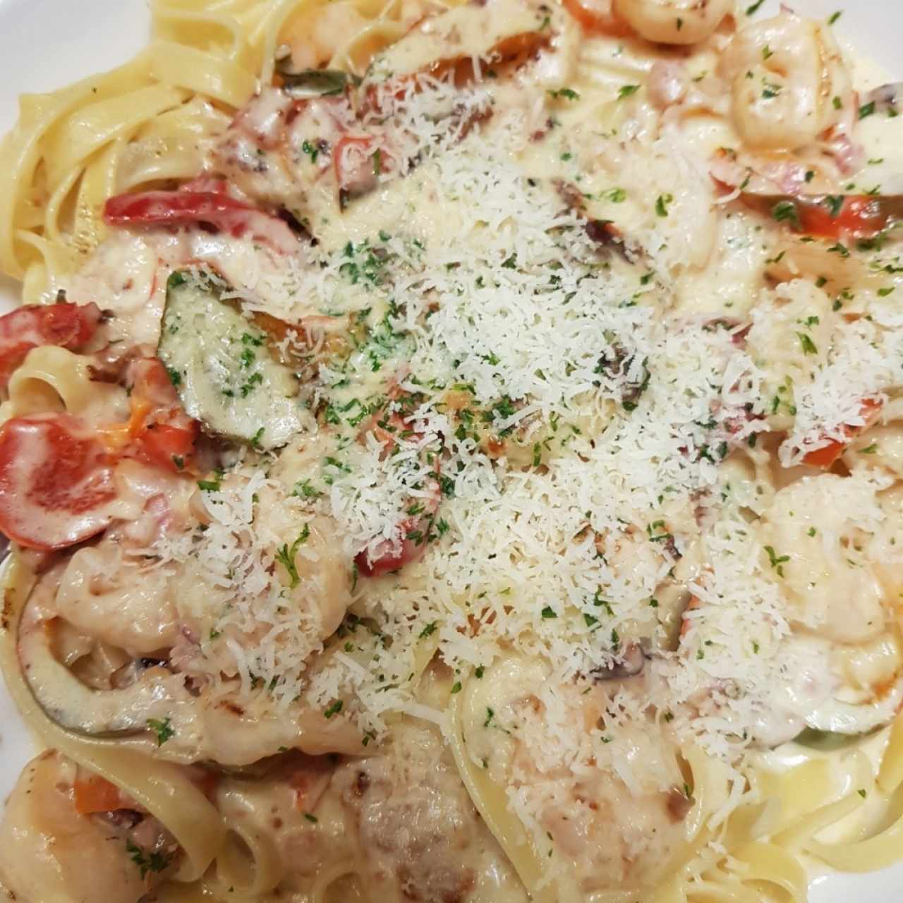 Fetuccini Carbonara con bacon, pollo y camarones