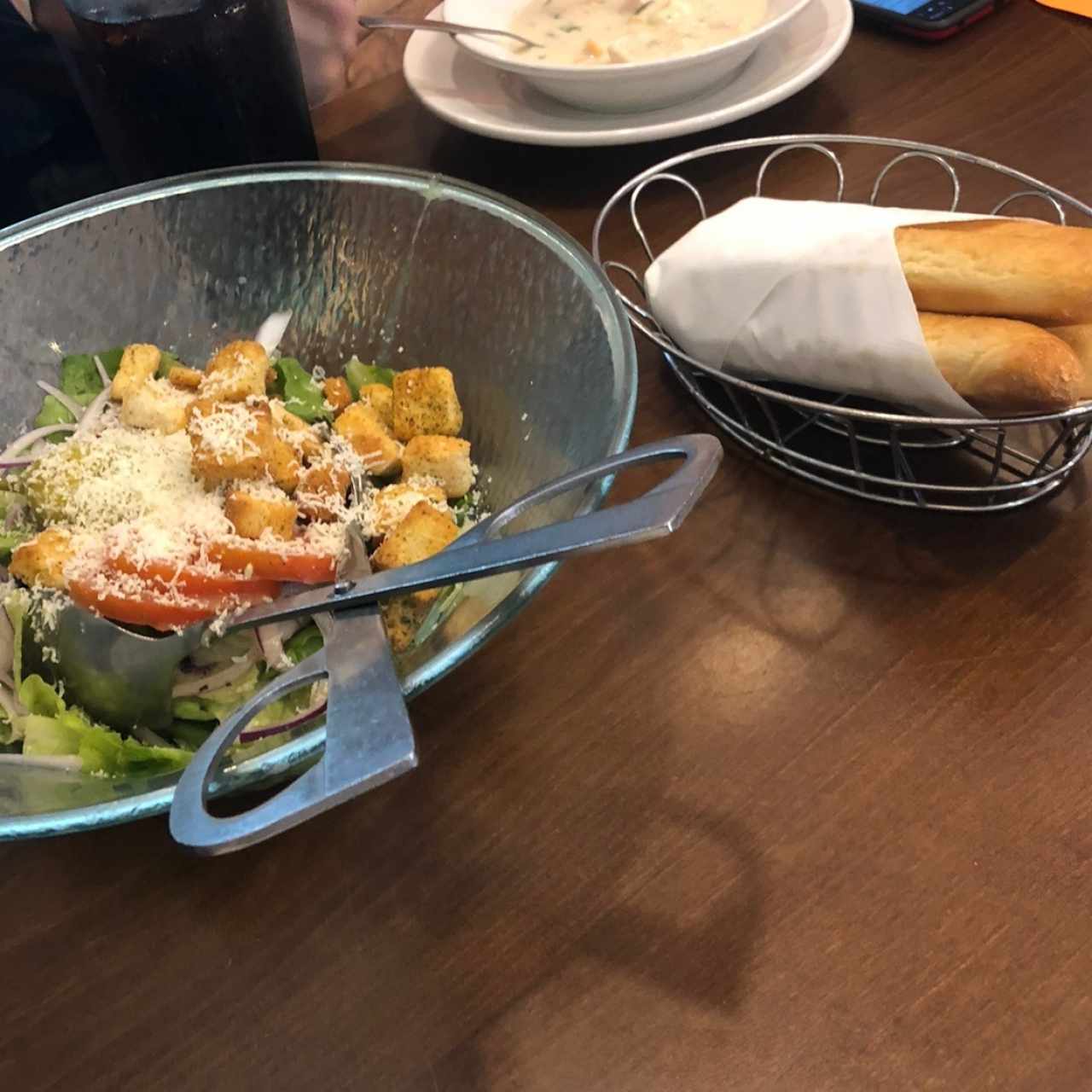 Chicken & Gnocchi, ensalada y breadsticks