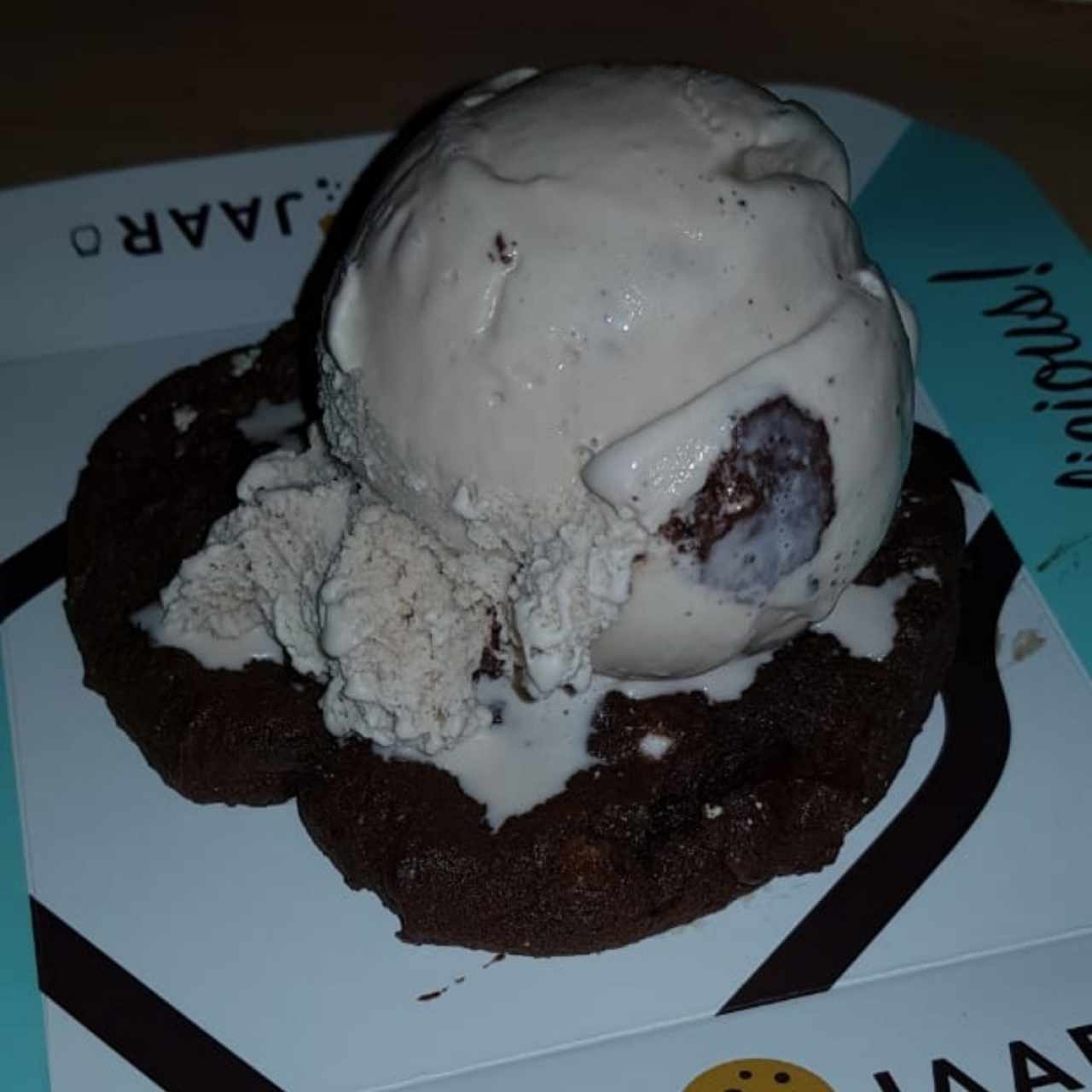 galleta con helado de brownie
