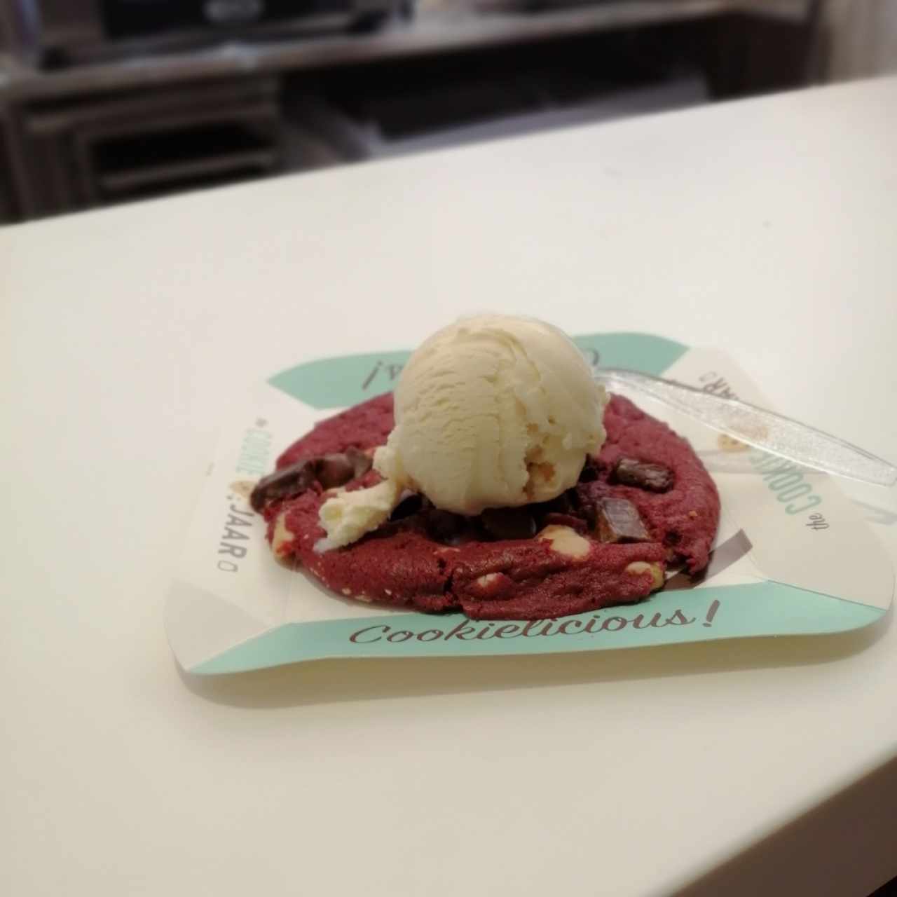 galleta de redvelvet con helado de vainilla