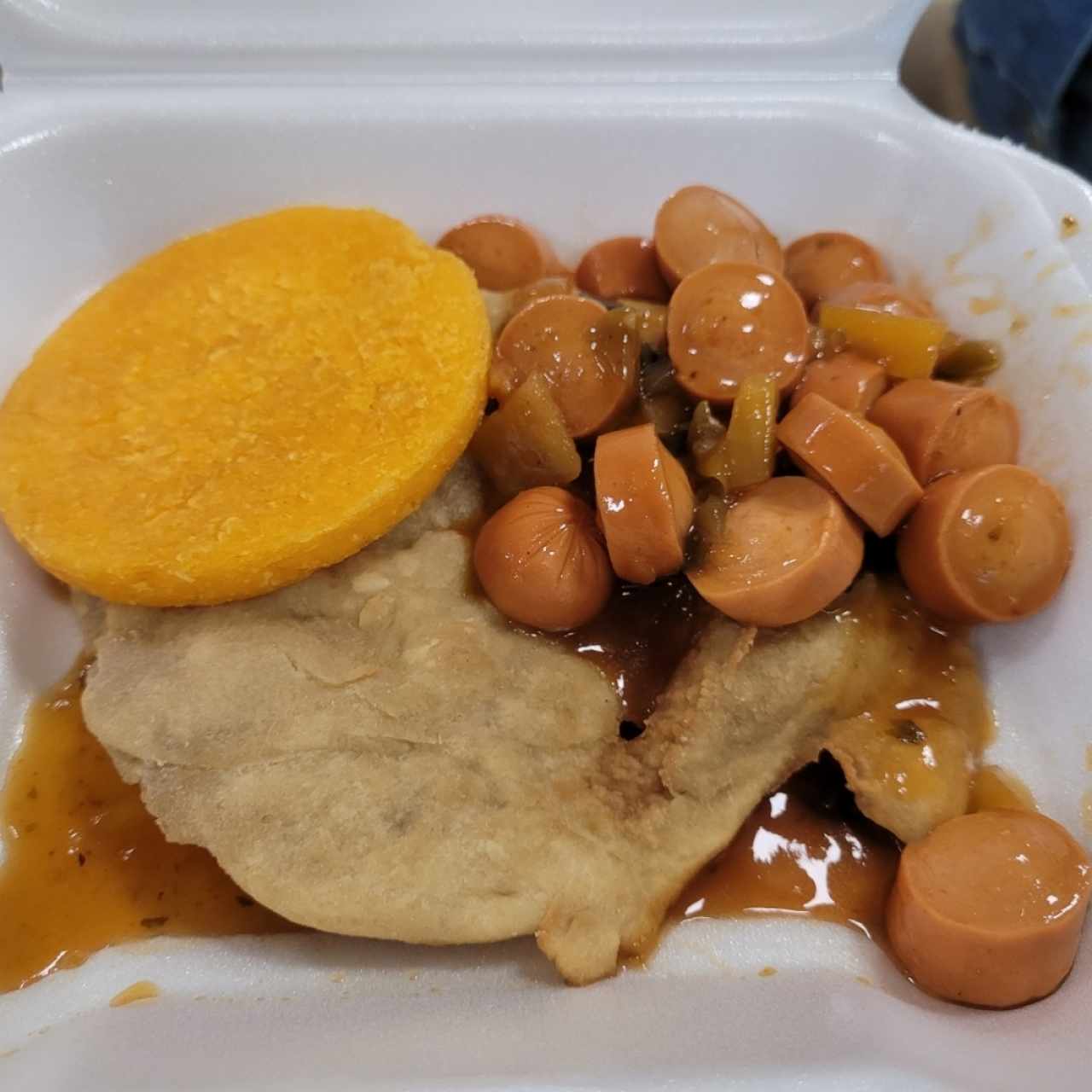 desayuno hojaldre, tortilla y salchichas guisadas