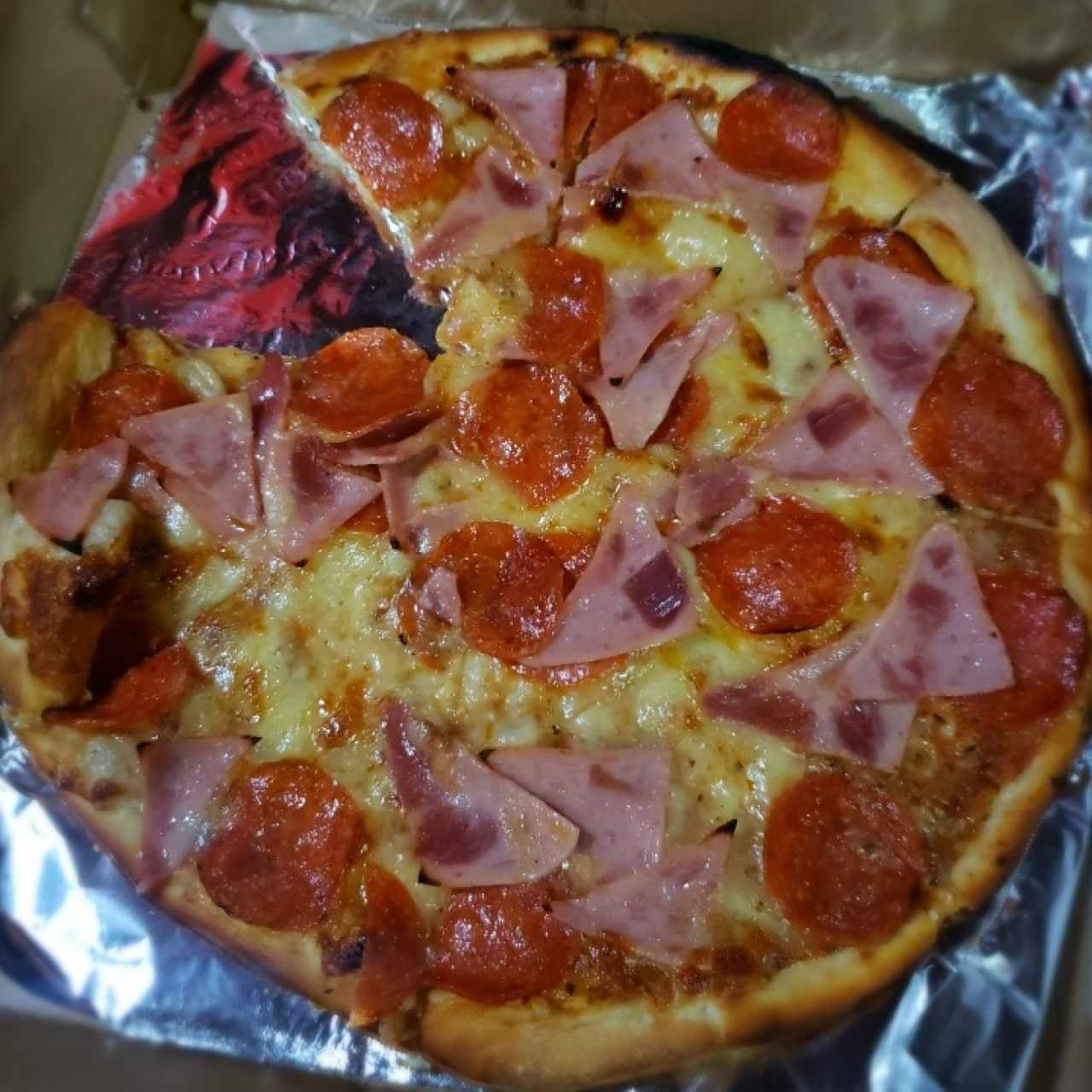 Pizza tamaño regular de pepperoni y jamón