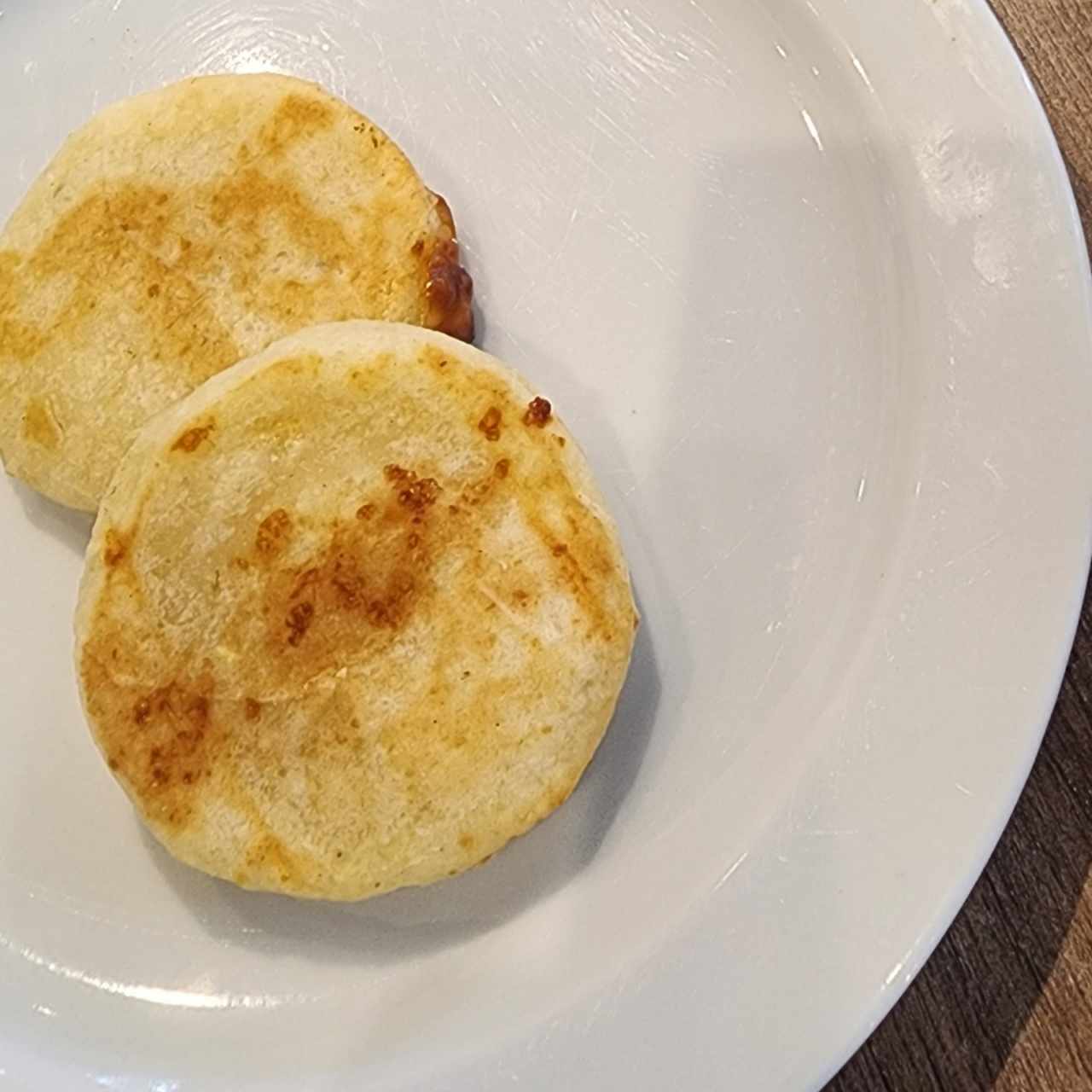 Tortilla de Maíz frita o arepa de yuca asada 2 un