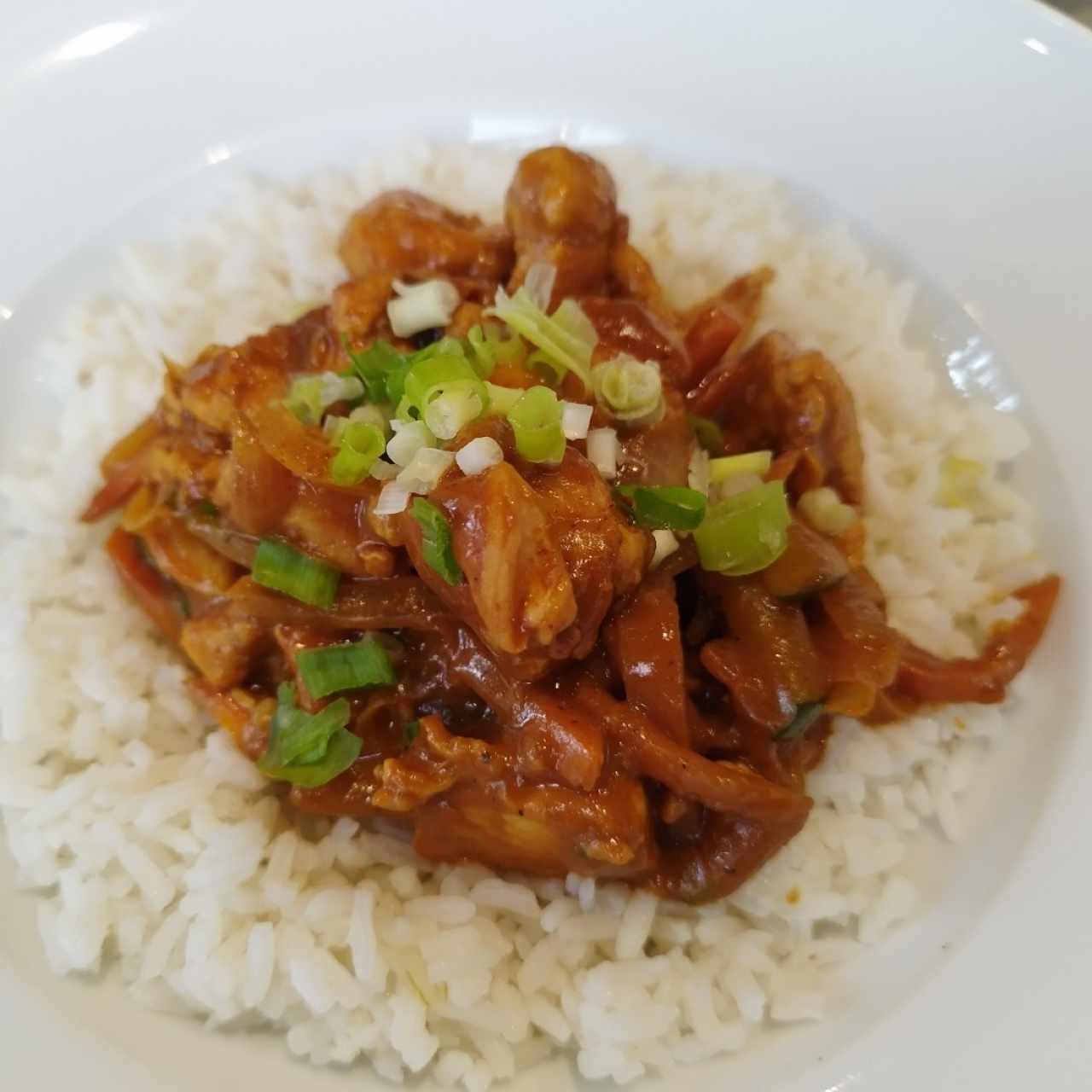 Bowl de arroz con pollo thai