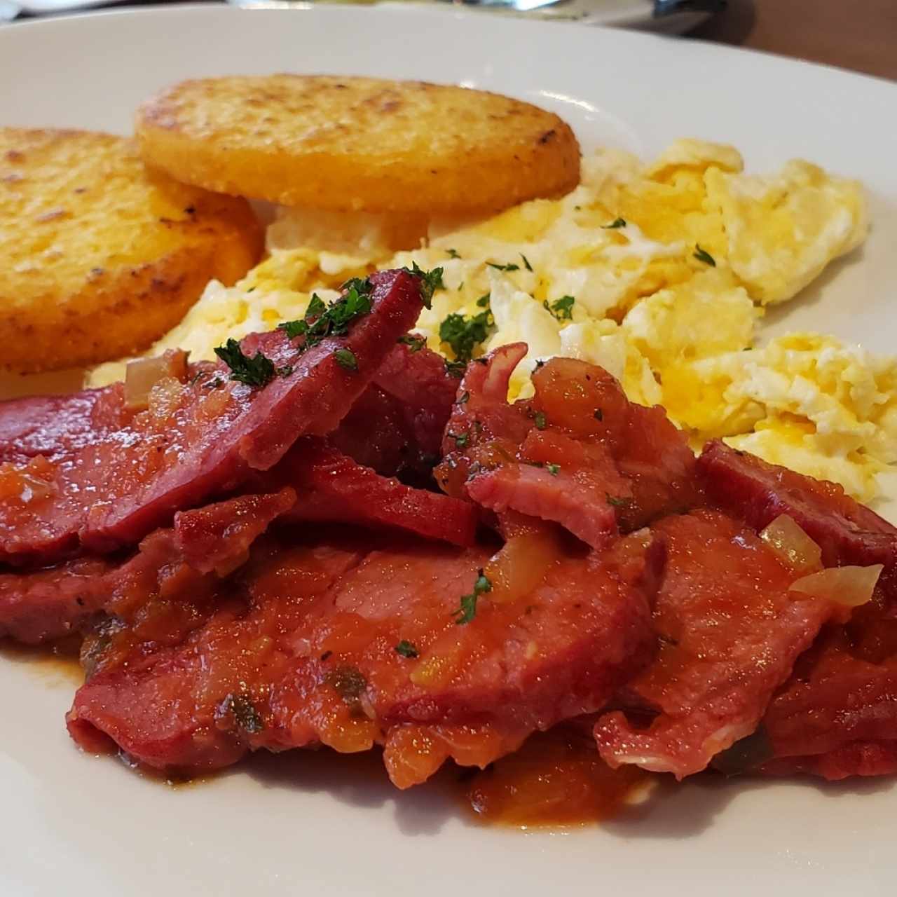 Tasajo con piña, tortillas de maíz y huevos revueltos