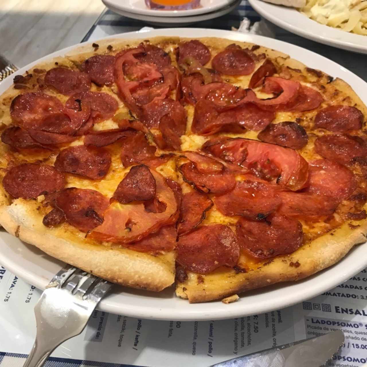 pizza de peperoni con tomates