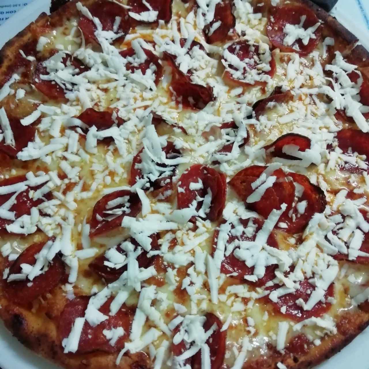 Pizza de peperoni con queso feta