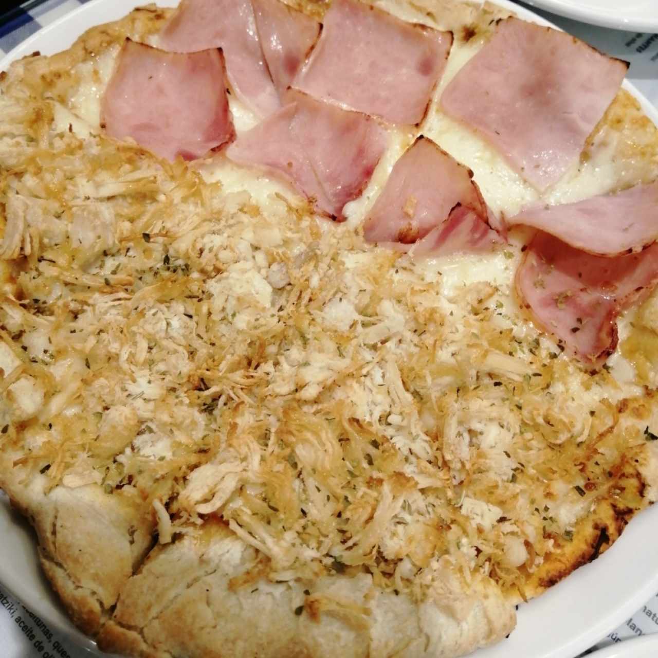 Pizza mitad pollo y mitad jamón 