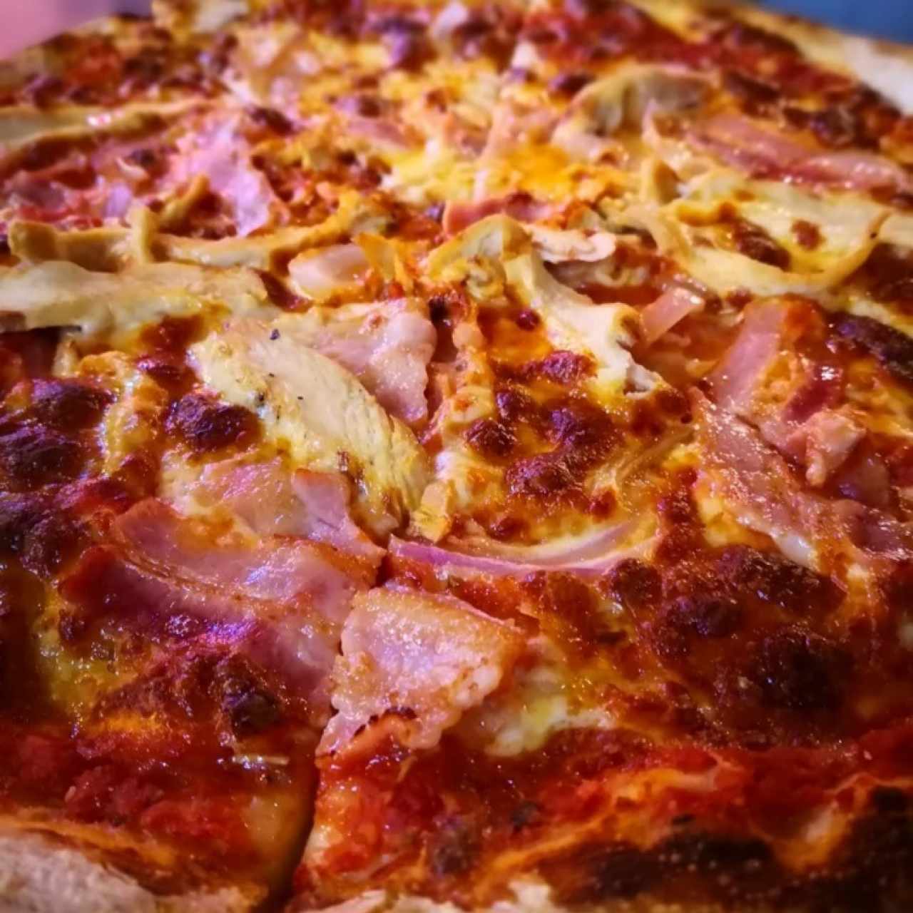 pizza de pollo con cebolla morada y bacon