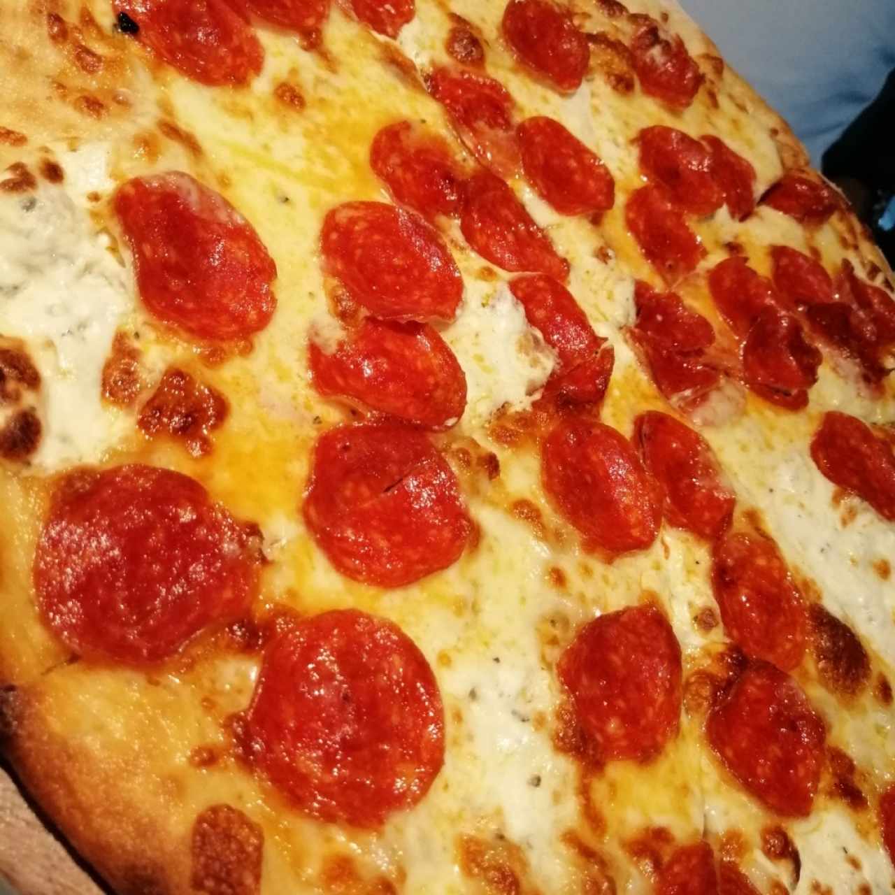 pizza familiar en salsa blanca con peperoni