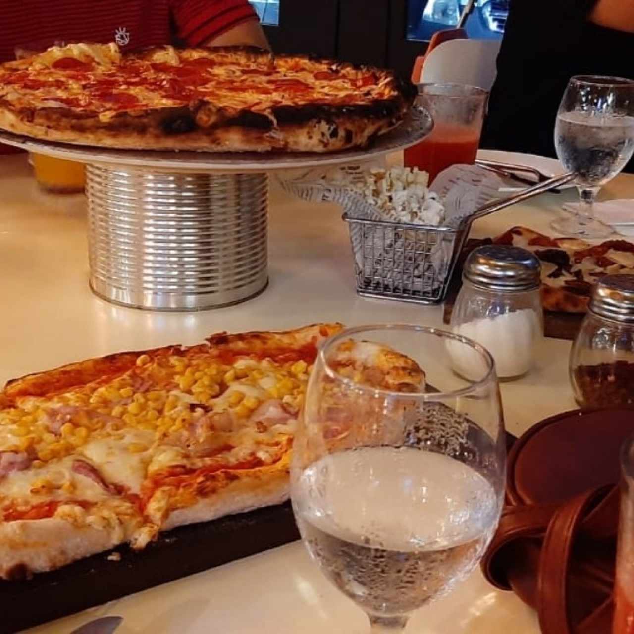 excelente pizza, me encanto la atención, musica el ambiente fue muy relajante, la pizza muy Rica súper recomendada buen servicio.