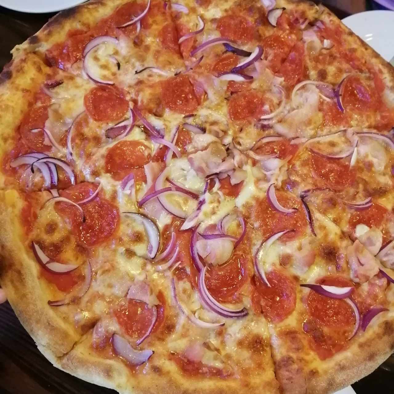 pizza en salsa Rossa, de Jamón, peperoni y cebolla  