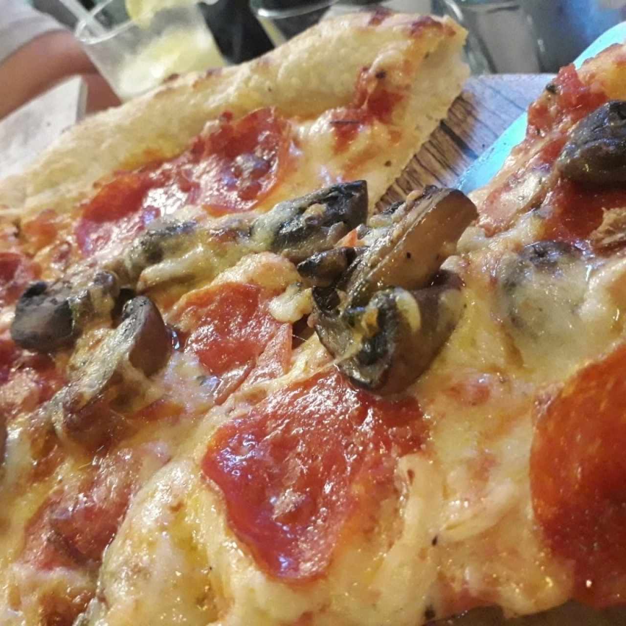 Pizza de Peperoni y Hongos