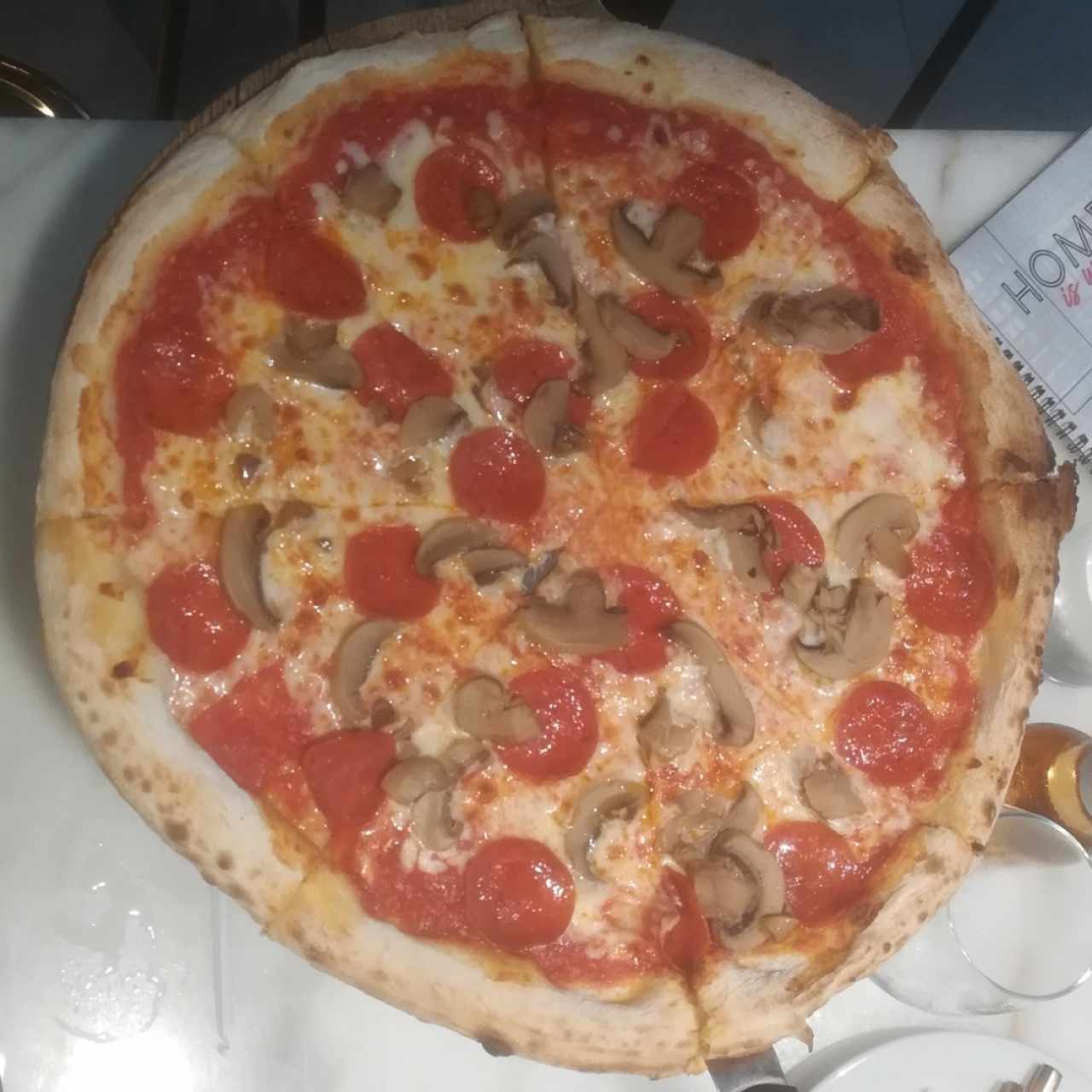 Pizza familiar con pepperoni y champiñones