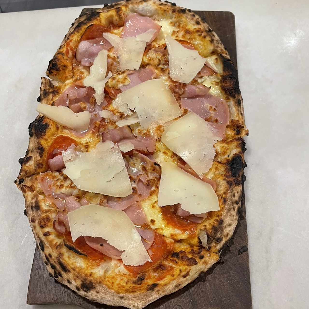 Pizza de queso con jamón