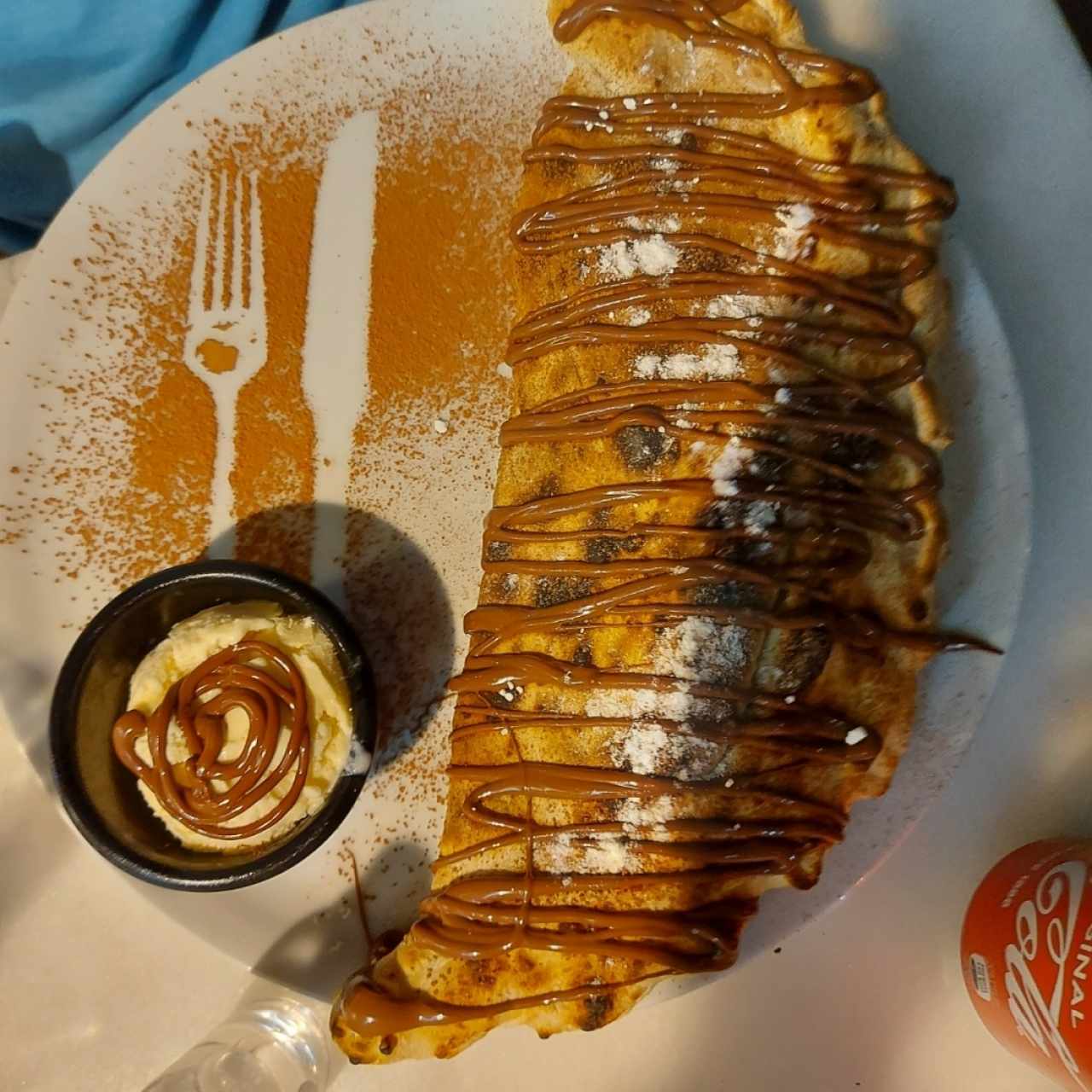 Calzones de Nutella con una bola de helado de vainilla
