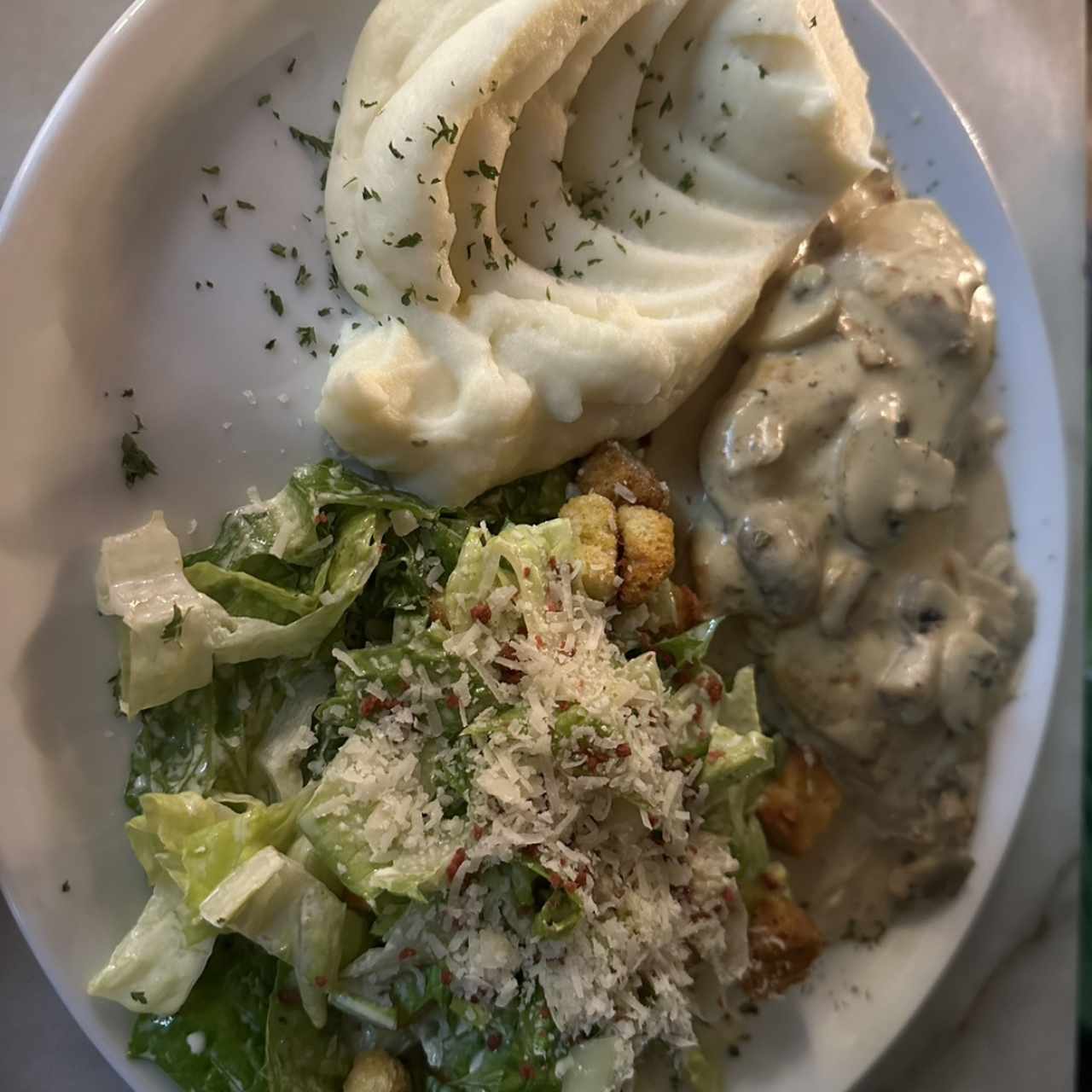 Pollo con crema se Hongo, ensalada caesar y puré 