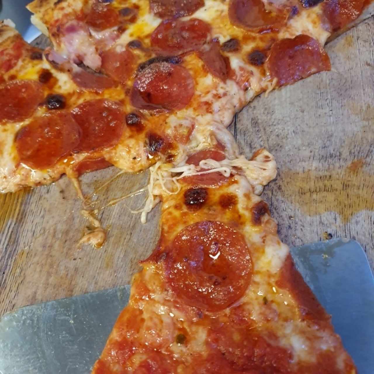 Pizza Peperoni con tocino