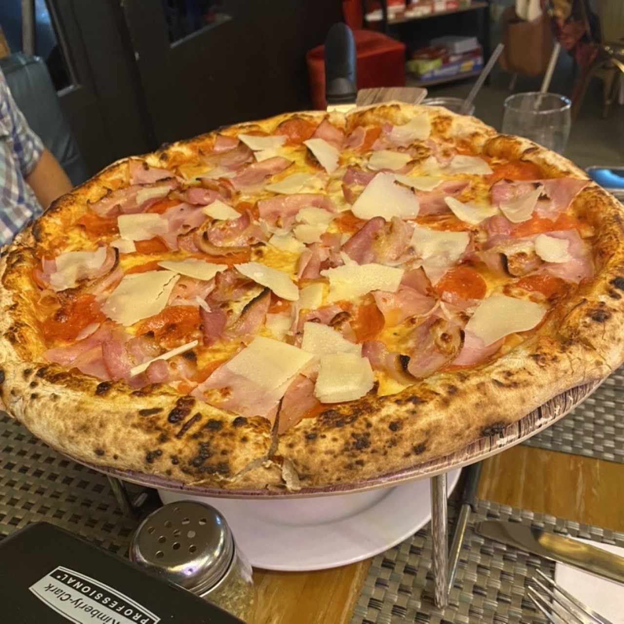 Pizza con mozzarella, pepperoni y bacon 
